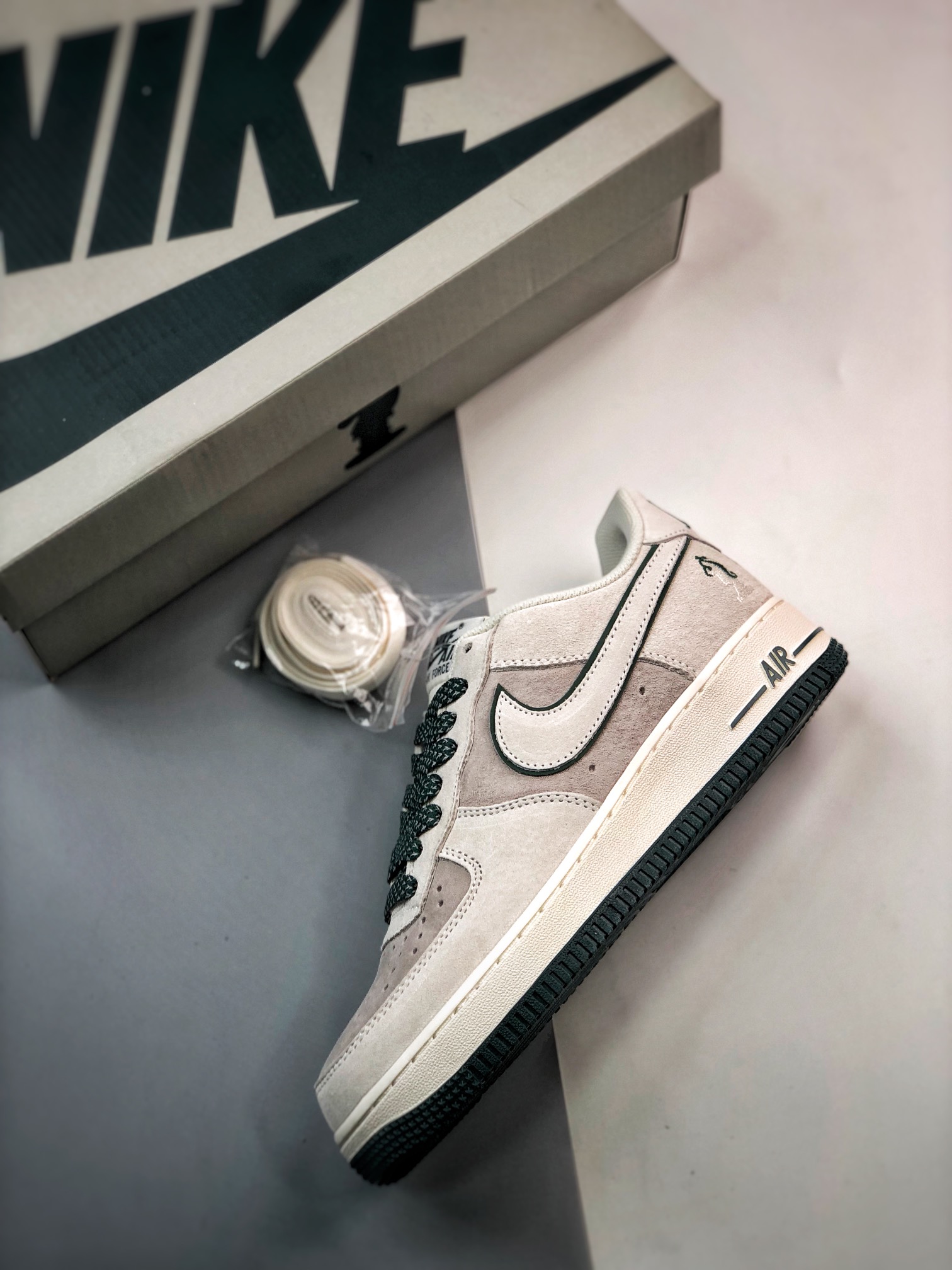 260 Air Force 1 '07 Low 米灰绿麂皮 DZ3696-002