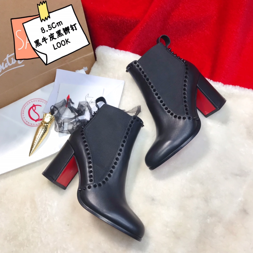 NO:100409,High-end customized autumn and winter boot series!  H8.5Cm, size 35-42. Leather extended strips, layered leather heel. 319-14 black cowhide, black rivets. Official website synchronization... Standard European code Reference: 319-14 Color: black Material: cowhide Lining: sheep leather Heel height: 8.5Cm Sole: leather sole Size: EUR 35-42 (US 4-11):,,christian louboutin,boots,cowhide19860909高端订制 秋冬靴系列！ H8.5Cm,尺码35-42码.真皮延条大底,层皮跟.319－14黑牛皮,黑铆钉.官网同步... 标准欧码 Reference:319－14 Color:black Material:cowhide Lining:sheep leather Heel heigh:8.5Cm Sole:leather sole Size:EUR 35－42（US 4一11) :,,christian louboutin,boots,cowhide,Women's Shoes