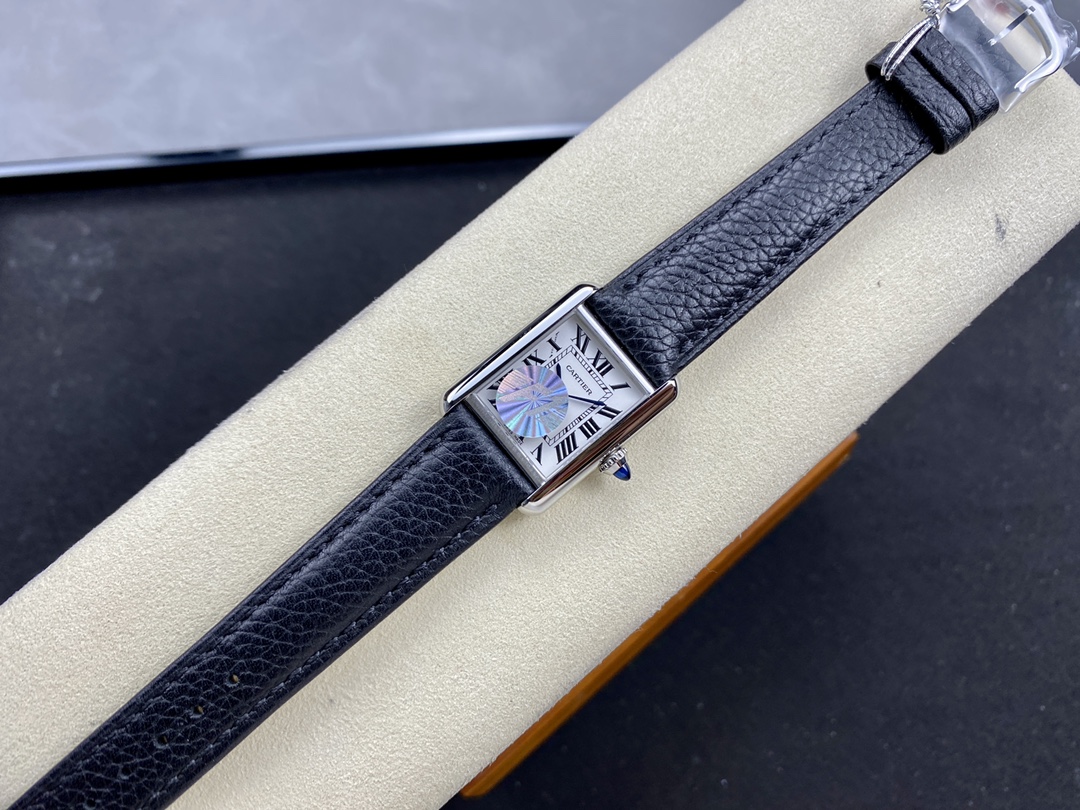 图为小号22mm
F1厂卡地亚TANK MUST de Cartier全系列倾情打造!!!(中号33.7*25.5mm,小号29.5*22mm)所有配套皆由顶级厂商提供。1:1对版深度复刻,精雕细琢,内外兼修!拒绝粗造滥制!欢迎业内人士拆解对比PK!! 一:表壳/台资大厂按原装办3D扫描抄数起模。经反复调整细节数据,保证表壳与正品数据全面吻合(大部分配件可与正品互换)隽永的表壳设计,使外观质感比老款SOLO系列有更大的提升!新作线条圆润,整体造型边缘棱角更加圆润柔化!!! 二:表冠(重点)/标志性的表冠周身“面包型”凸点饰珠,立体清晰,便于抓紧调节,。“子弹头”型的表冠顶部晶石,独家采用巴西原矿石,经老友宝石厂经年研发的一体成型+磨光复合机加工,费时费工费料,成本极高!有效的保证了每颗产品外观与正品一致!(市场友商多采用传统的开料、切割、滚桶溜光工艺。产品的外观千奇百样,基本不能对版)这也是F1厂区别于其他厂商的明显标志! 三:内胆固机罩/采用原装一致的实芯钢内罩。CNC处理机芯藏机位和固机位,内罩经加工研磨雾化处理后再进行消磁处理,有效的保证了走时的精准! 四:表带(精钢带款) 原装版1:1深度复刻!独特的卡地亚“Quick Switch”快拆系统,技术难度超越想象,耗时一年,独家采用日本3D精注技术+瑞士超高精密机床加工,机件累积误差不超过2个丝,堪称军工级别!有效的保证了结构、外观、稳定性与原装的一致!据此整体配件可与原装互相置换! 带身“工”字架构件均单件CNC雕刻成型,各立面过碟机塑型打磨再组装成带进行后期精修,费时费工!全带拆生均采用原装一致的“摇头”式螺丝,成本是普通“直杆”式螺丝的3倍以上。不易掉螺栓也有效保证了带身的柔顺,增强佩戴的舒适感! 五:机芯/原装瑞士高功率石英机芯+卡家A级白金专用夹板,走时精准,零返修! 六:整表打磨工艺/坦克型大身全光令精磨光处理,大面积的光令处理极其考验打磨工艺,稍有差池,便会失去原作的味道!耳位细身耳面采用缎面拉丝工艺,缎面纹理柔顺细腻,线条清晰明快。耳位大细身光令和拉丝连接两级清角处理,F1关注细节,决不含糊!!! 七:包装/吊牌,保修卡,底盖三件编码一致,正品一致底盖贴纸。