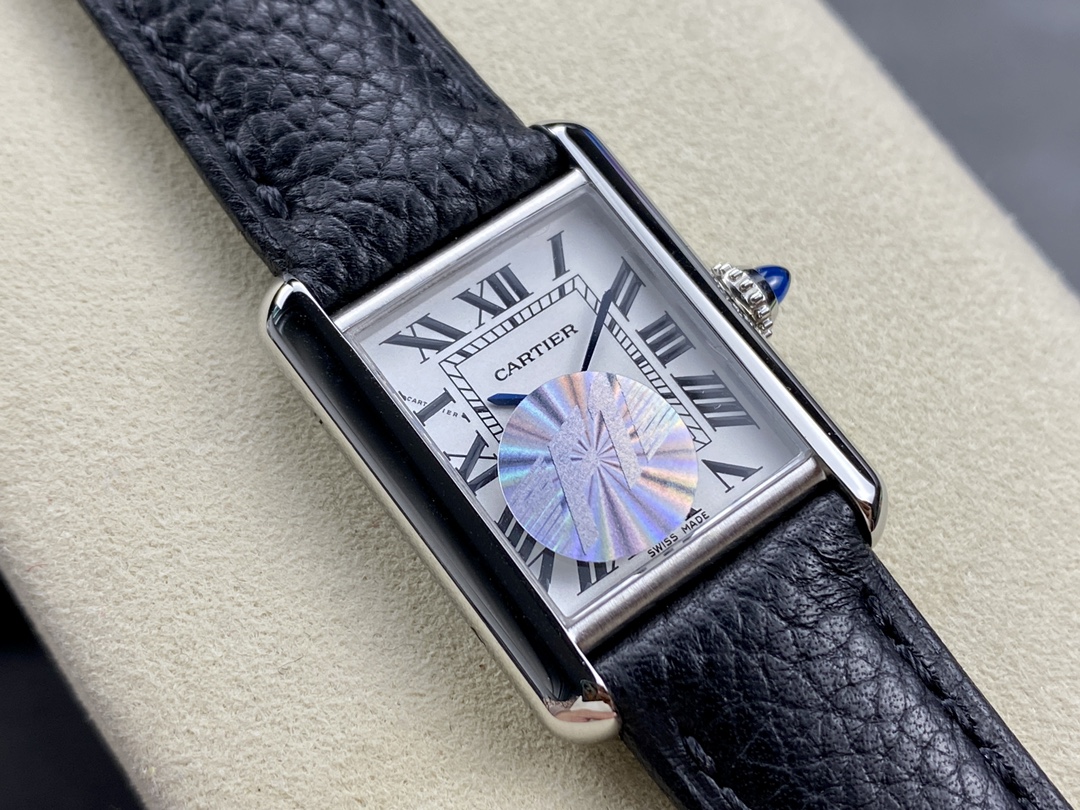 图为小号22mm
F1厂卡地亚TANK MUST de Cartier全系列倾情打造!!!(中号33.7*25.5mm,小号29.5*22mm)所有配套皆由顶级厂商提供。1:1对版深度复刻,精雕细琢,内外兼修!拒绝粗造滥制!欢迎业内人士拆解对比PK!! 一:表壳/台资大厂按原装办3D扫描抄数起模。经反复调整细节数据,保证表壳与正品数据全面吻合(大部分配件可与正品互换)隽永的表壳设计,使外观质感比老款SOLO系列有更大的提升!新作线条圆润,整体造型边缘棱角更加圆润柔化!!! 二:表冠(重点)/标志性的表冠周身“面包型”凸点饰珠,立体清晰,便于抓紧调节,。“子弹头”型的表冠顶部晶石,独家采用巴西原矿石,经老友宝石厂经年研发的一体成型+磨光复合机加工,费时费工费料,成本极高!有效的保证了每颗产品外观与正品一致!(市场友商多采用传统的开料、切割、滚桶溜光工艺。产品的外观千奇百样,基本不能对版)这也是F1厂区别于其他厂商的明显标志! 三:内胆固机罩/采用原装一致的实芯钢内罩。CNC处理机芯藏机位和固机位,内罩经加工研磨雾化处理后再进行消磁处理,有效的保证了走时的精准! 四:表带(精钢带款) 原装版1:1深度复刻!独特的卡地亚“Quick Switch”快拆系统,技术难度超越想象,耗时一年,独家采用日本3D精注技术+瑞士超高精密机床加工,机件累积误差不超过2个丝,堪称军工级别!有效的保证了结构、外观、稳定性与原装的一致!据此整体配件可与原装互相置换! 带身“工”字架构件均单件CNC雕刻成型,各立面过碟机塑型打磨再组装成带进行后期精修,费时费工!全带拆生均采用原装一致的“摇头”式螺丝,成本是普通“直杆”式螺丝的3倍以上。不易掉螺栓也有效保证了带身的柔顺,增强佩戴的舒适感! 五:机芯/原装瑞士高功率石英机芯+卡家A级白金专用夹板,走时精准,零返修! 六:整表打磨工艺/坦克型大身全光令精磨光处理,大面积的光令处理极其考验打磨工艺,稍有差池,便会失去原作的味道!耳位细身耳面采用缎面拉丝工艺,缎面纹理柔顺细腻,线条清晰明快。耳位大细身光令和拉丝连接两级清角处理,F1关注细节,决不含糊!!! 七:包装/吊牌,保修卡,底盖三件编码一致,正品一致底盖贴纸。