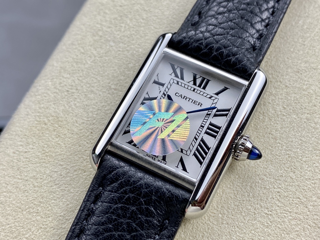 图为小号22mm
F1厂卡地亚TANK MUST de Cartier全系列倾情打造!!!(中号33.7*25.5mm,小号29.5*22mm)所有配套皆由顶级厂商提供。1:1对版深度复刻,精雕细琢,内外兼修!拒绝粗造滥制!欢迎业内人士拆解对比PK!! 一:表壳/台资大厂按原装办3D扫描抄数起模。经反复调整细节数据,保证表壳与正品数据全面吻合(大部分配件可与正品互换)隽永的表壳设计,使外观质感比老款SOLO系列有更大的提升!新作线条圆润,整体造型边缘棱角更加圆润柔化!!! 二:表冠(重点)/标志性的表冠周身“面包型”凸点饰珠,立体清晰,便于抓紧调节,。“子弹头”型的表冠顶部晶石,独家采用巴西原矿石,经老友宝石厂经年研发的一体成型+磨光复合机加工,费时费工费料,成本极高!有效的保证了每颗产品外观与正品一致!(市场友商多采用传统的开料、切割、滚桶溜光工艺。产品的外观千奇百样,基本不能对版)这也是F1厂区别于其他厂商的明显标志! 三:内胆固机罩/采用原装一致的实芯钢内罩。CNC处理机芯藏机位和固机位,内罩经加工研磨雾化处理后再进行消磁处理,有效的保证了走时的精准! 四:表带(精钢带款) 原装版1:1深度复刻!独特的卡地亚“Quick Switch”快拆系统,技术难度超越想象,耗时一年,独家采用日本3D精注技术+瑞士超高精密机床加工,机件累积误差不超过2个丝,堪称军工级别!有效的保证了结构、外观、稳定性与原装的一致!据此整体配件可与原装互相置换! 带身“工”字架构件均单件CNC雕刻成型,各立面过碟机塑型打磨再组装成带进行后期精修,费时费工!全带拆生均采用原装一致的“摇头”式螺丝,成本是普通“直杆”式螺丝的3倍以上。不易掉螺栓也有效保证了带身的柔顺,增强佩戴的舒适感! 五:机芯/原装瑞士高功率石英机芯+卡家A级白金专用夹板,走时精准,零返修! 六:整表打磨工艺/坦克型大身全光令精磨光处理,大面积的光令处理极其考验打磨工艺,稍有差池,便会失去原作的味道!耳位细身耳面采用缎面拉丝工艺,缎面纹理柔顺细腻,线条清晰明快。耳位大细身光令和拉丝连接两级清角处理,F1关注细节,决不含糊!!! 七:包装/吊牌,保修卡,底盖三件编码一致,正品一致底盖贴纸。