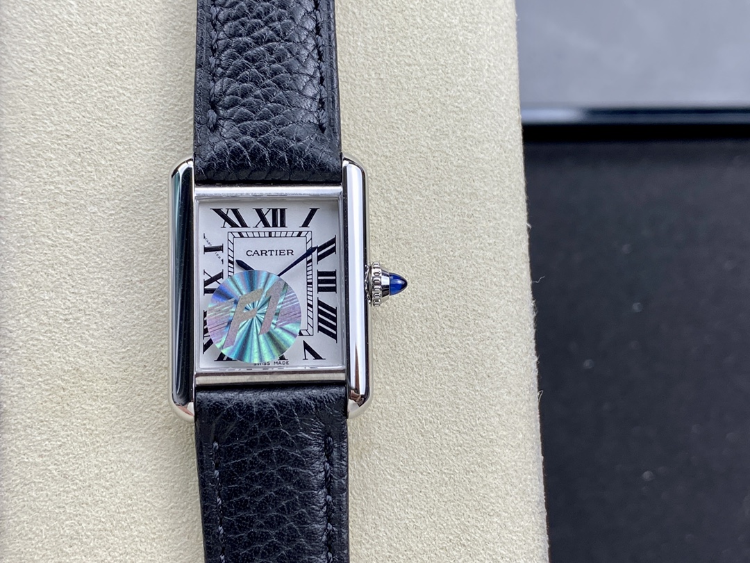 图为小号22mm
F1厂卡地亚TANK MUST de Cartier全系列倾情打造！！！（中号33.7*25.5mm，小号29.5*22mm）所有配套皆由顶级厂商提供。1:1对版深度复刻，精雕细琢，内外兼修！拒绝粗造滥制！欢迎业内人士拆解对比PK！！        一：表壳/台资大厂按原装办3D扫描抄数起模。经反复调整细节数据，保证表壳与正品数据全面吻合（大部分配件可与正品互换）隽永的表壳设计，使外观质感比老款SOLO系列有更大的提升！新作线条圆润，整体造型边缘棱角更加圆润柔化！！！          二：表冠（重点）/标志性的表冠周身“面包型”凸点饰珠，立体清晰，便于抓紧调节，。“子弹头”型的表冠顶部晶石，独家采用巴西原矿石，经老友宝石厂经年研发的一体成型+磨光复合机加工，费时费工费料，成本极高！有效的保证了每颗产品外观与正品一致！（市场友商多采用传统的开料、切割、滚桶溜光工艺。产品的外观千奇百样，基本不能对版）这也是F1厂区别于其他厂商的明显标志！          三：内胆固机罩/采用原装一致的实芯钢内罩。CNC处理机芯藏机位和固机位，内罩经加工研磨雾化处理后再进行消磁处理，有效的保证了走时的精准！          四：表带（精钢带款）  原装版1:1深度复刻！独特的卡地亚“Quick Switch”快拆系统，技术难度超越想象，耗时一年，独家采用日本3D精注技术+瑞士超高精密机床加工，机件累积误差不超过2个丝，堪称军工级别！有效的保证了结构、外观、稳定性与原装的一致！据此整体配件可与原装互相置换！          带身“工”字架构件均单件CNC雕刻成型，各立面过碟机塑型打磨再组装成带进行后期精修，费时费工！全带拆生均采用原装一致的“摇头”式螺丝，成本是普通“直杆”式螺丝的3倍以上。不易掉螺栓也有效保证了带身的柔顺，增强佩戴的舒适感！          五：机芯/原装瑞士高功率石英机芯+卡家A级白金专用夹板，走时精准，零返修！    六：整表打磨工艺/坦克型大身全光令精磨光处理，大面积的光令处理极其考验打磨工艺，稍有差池，便会失去原作的味道！耳位细身耳面采用缎面拉丝工艺，缎面纹理柔顺细腻，线条清晰明快。耳位大细身光令和拉丝连接两级清角处理，F1关注细节，决不含糊！！！        七：包装/吊牌，保修卡，底盖三件编码一致，正品一致底盖贴纸。