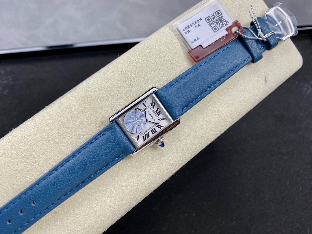 图为小号22mm
F1厂卡地亚TANK MUST de Cartier全系列倾情打造!!!(中号33.7*25.5mm,小号29.5*22mm)所有配套皆由顶级厂商提供。1:1对版深度复刻,精雕细琢,内外兼修!拒绝粗造滥制!欢迎业内人士拆解对比PK!! 一:表壳/台资大厂按原装办3D扫描抄数起模。经反复调整细节数据,保证表壳与正品数据全面吻合(大部分配件可与正品互换)隽永的表壳设计,使外观质感比老款SOLO系列有更大的提升!新作线条圆润,整体造型边缘棱角更加圆润柔化!!! 二:表冠(重点)/标志性的表冠周身“面包型”凸点饰珠,立体清晰,便于抓紧调节,。“子弹头”型的表冠顶部晶石,独家采用巴西原矿石,经老友宝石厂经年研发的一体成型+磨光复合机加工,费时费工费料,成本极高!有效的保证了每颗产品外观与正品一致!(市场友商多采用传统的开料、切割、滚桶溜光工艺。产品的外观千奇百样,基本不能对版)这也是F1厂区别于其他厂商的明显标志! 三:内胆固机罩/采用原装一致的实芯钢内罩。CNC处理机芯藏机位和固机位,内罩经加工研磨雾化处理后再进行消磁处理,有效的保证了走时的精准! 四:表带(精钢带款) 原装版1:1深度复刻!独特的卡地亚“Quick Switch”快拆系统,技术难度超越想象,耗时一年,独家采用日本3D精注技术+瑞士超高精密机床加工,机件累积误差不超过2个丝,堪称军工级别!有效的保证了结构、外观、稳定性与原装的一致!据此整体配件可与原装互相置换! 带身“工”字架构件均单件CNC雕刻成型,各立面过碟机塑型打磨再组装成带进行后期精修,费时费工!全带拆生均采用原装一致的“摇头”式螺丝,成本是普通“直杆”式螺丝的3倍以上。不易掉螺栓也有效保证了带身的柔顺,增强佩戴的舒适感! 五:机芯/原装瑞士高功率石英机芯+卡家A级白金专用夹板,走时精准,零返修! 六:整表打磨工艺/坦克型大身全光令精磨光处理,大面积的光令处理极其考验打磨工艺,稍有差池,便会失去原作的味道!耳位细身耳面采用缎面拉丝工艺,缎面纹理柔顺细腻,线条清晰明快。耳位大细身光令和拉丝连接两级清角处理,F1关注细节,决不含糊!!! 七:包装/吊牌,保修卡,底盖三件编码一致,正品一致底盖贴纸。