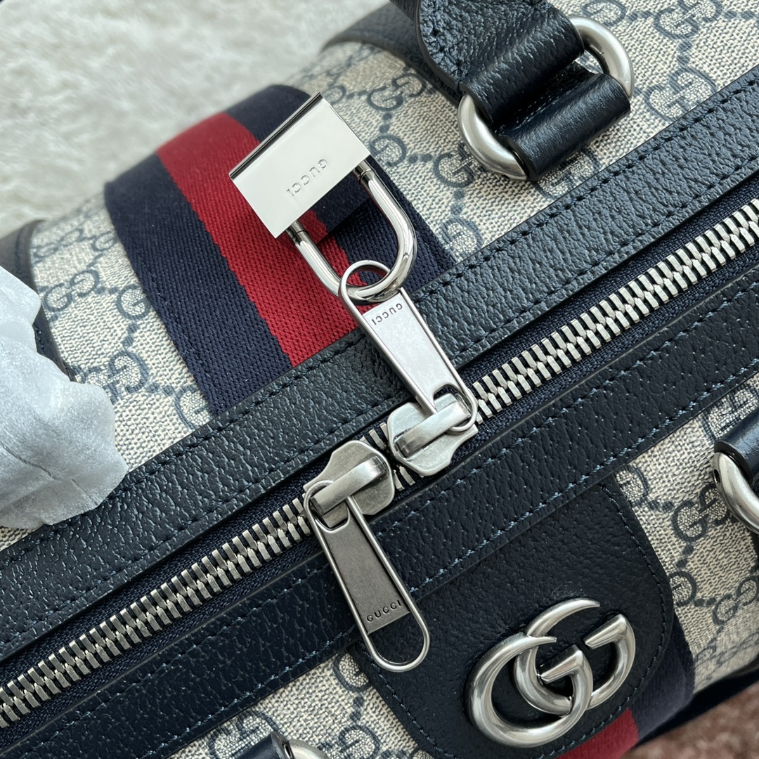 这款旅行包采用品牌全新几季力推的双G