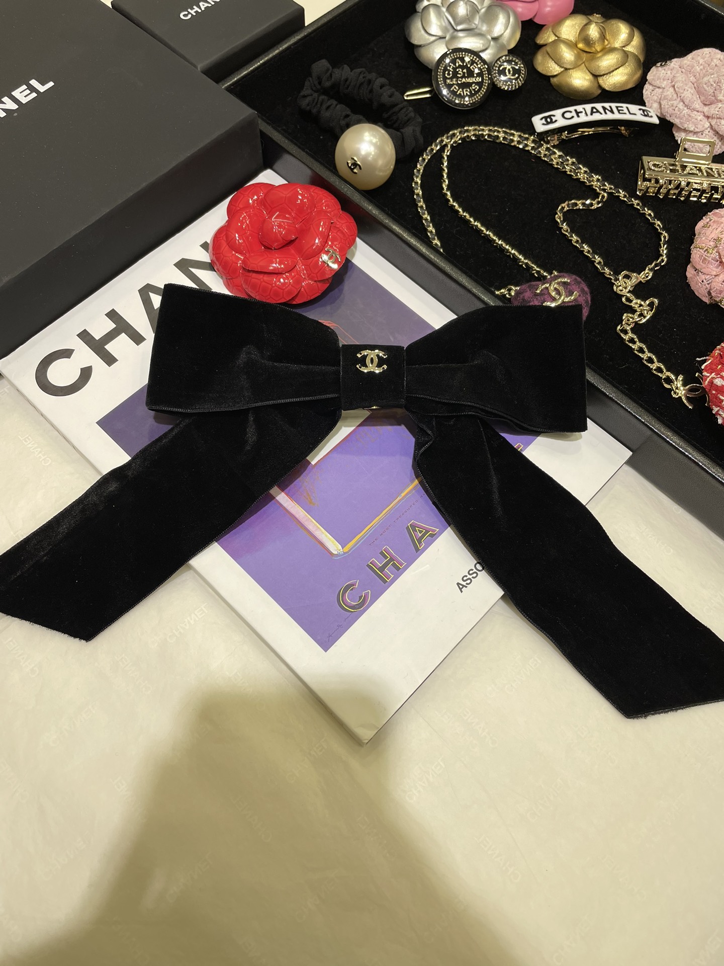 NO:631358,88180 Arrives today Z version 22B new black velvet three-dimensional large bow double C hairpin. One bow hairpin can unlock many hairstyles. The back of the head instantly has a three-dimensional sense. The back is a bit like a lady~ The black velvet is sweet and elegant and comes with a romantic filter. The hairpin comes with a picture box. The top version can be worn with eyes closed, hairpins, Cardia high-end jewelry1986090988180今日到货z版 22B新款黑色丝绒立体大蝴蝶结双C发夹 一个蝴蝶结发夹就能解锁好多种发型 后脑勺瞬间就有立体感了 背影有点名媛～ 黑色丝绒甜美又显气质自带浪漫滤镜 发夹带图片包装盒 顶级版本闭眼入,,hairpins,卡迪亚高端饰品,Jewelry