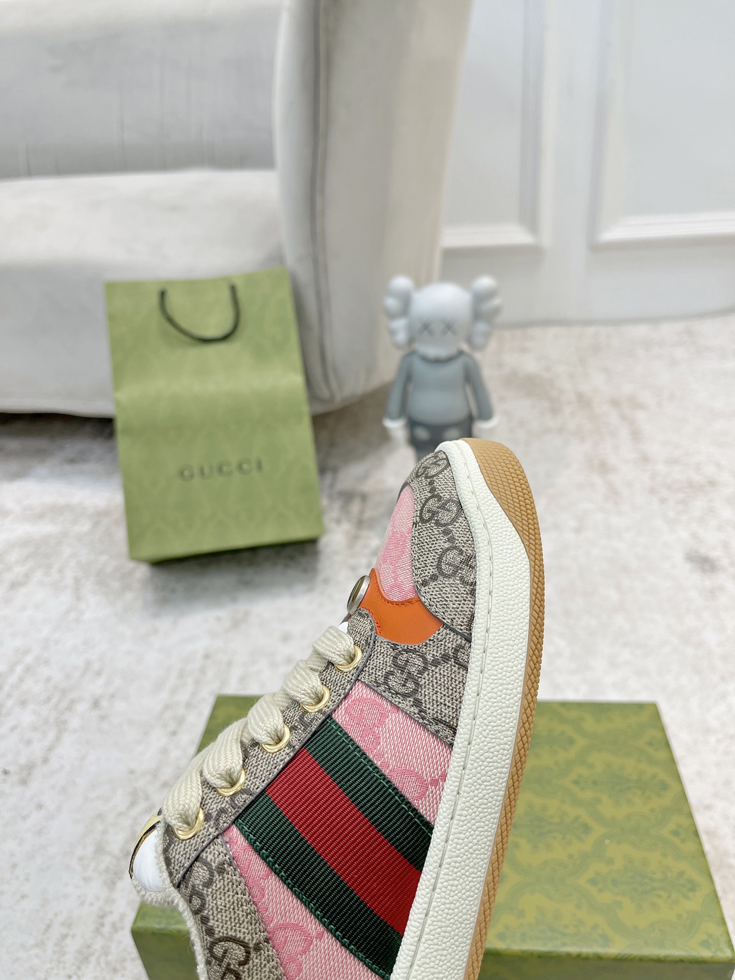 P360 全新升级Gucci 古驰小脏鞋经典休闲情侣款👫复古板鞋做旧G家脏脏鞋,同步专柜更新!
①鞋面增加原版一致的水性涂边工艺⚠️市场上的普通油边胶感太强又容易掉!A级头层磨砂皮(带毛孔)/对版电脑刺绣双G布,内里高密度毛巾绒。
②中底板细节上增加了PVC透明小圆标封线,六次开模采用滴珠宝工艺定制双色双G扣,力求做到和原版一样,一对扣子比市面普通扣贵3倍以上。
③做旧双色水洗标,芯片置放于右脚外腰上手机靠近跳入官网,整个鞋子完全做空胶工艺,TUP材质(区分市场橡胶)配专柜最新款绿色包装,3D印花手提袋,配一幅鞋带。
出入专柜,毫无压力,购买原版1:1精准复刻,反复修改升级。细节做到完美还原,材料均为定制,真正做到最顶级,请各位看清细节认准品质。
———鞋面:头层磨砂牛皮/刺绣双G布
———内里:原版高密度绒毛内里
———垫脚:原版珠光羊皮
———大底:私模抽真空TPU材质
———包装:专柜原版顶级全套包装
———鞋码: 女码35-40,男码39-44
(45🉑️定做不退换)