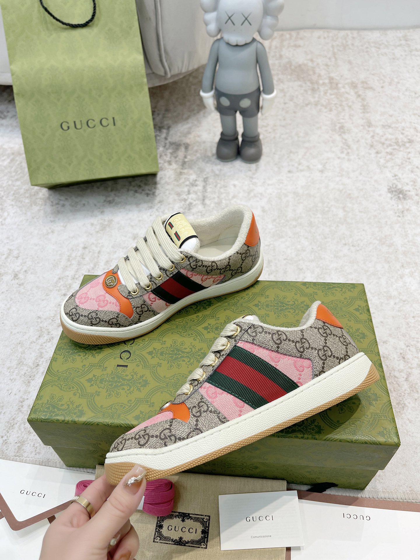 P360 全新升级Gucci 古驰小脏鞋经典休闲情侣款👫复古板鞋做旧G家脏脏鞋,同步专柜更新!
①鞋面增加原版一致的水性涂边工艺⚠️市场上的普通油边胶感太强又容易掉!A级头层磨砂皮(带毛孔)/对版电脑刺绣双G布,内里高密度毛巾绒。
②中底板细节上增加了PVC透明小圆标封线,六次开模采用滴珠宝工艺定制双色双G扣,力求做到和原版一样,一对扣子比市面普通扣贵3倍以上。
③做旧双色水洗标,芯片置放于右脚外腰上手机靠近跳入官网,整个鞋子完全做空胶工艺,TUP材质(区分市场橡胶)配专柜最新款绿色包装,3D印花手提袋,配一幅鞋带。
出入专柜,毫无压力,购买原版1:1精准复刻,反复修改升级。细节做到完美还原,材料均为定制,真正做到最顶级,请各位看清细节认准品质。
———鞋面:头层磨砂牛皮/刺绣双G布
———内里:原版高密度绒毛内里
———垫脚:原版珠光羊皮
———大底:私模抽真空TPU材质
———包装:专柜原版顶级全套包装
———鞋码: 女码35-40,男码39-44
(45🉑️定做不退换)