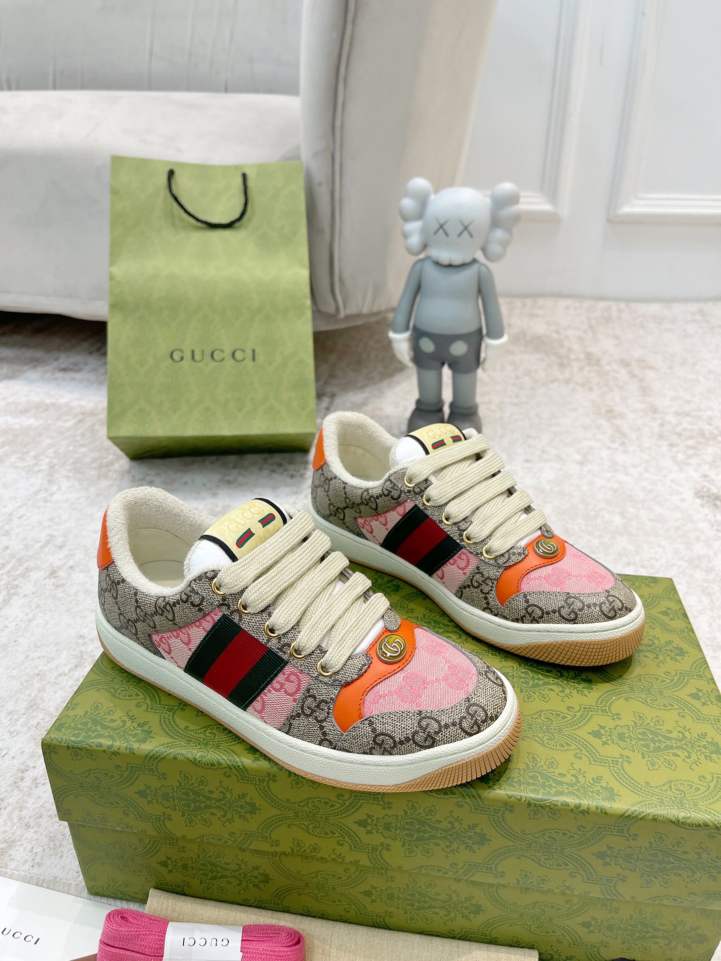 P360 全新升级Gucci 古驰小脏鞋经典休闲情侣款👫复古板鞋做旧G家脏脏鞋,同步专柜更新!
①鞋面增加原版一致的水性涂边工艺⚠️市场上的普通油边胶感太强又容易掉!A级头层磨砂皮(带毛孔)/对版电脑刺绣双G布,内里高密度毛巾绒。
②中底板细节上增加了PVC透明小圆标封线,六次开模采用滴珠宝工艺定制双色双G扣,力求做到和原版一样,一对扣子比市面普通扣贵3倍以上。
③做旧双色水洗标,芯片置放于右脚外腰上手机靠近跳入官网,整个鞋子完全做空胶工艺,TUP材质(区分市场橡胶)配专柜最新款绿色包装,3D印花手提袋,配一幅鞋带。
出入专柜,毫无压力,购买原版1:1精准复刻,反复修改升级。细节做到完美还原,材料均为定制,真正做到最顶级,请各位看清细节认准品质。
———鞋面:头层磨砂牛皮/刺绣双G布
———内里:原版高密度绒毛内里
———垫脚:原版珠光羊皮
———大底:私模抽真空TPU材质
———包装:专柜原版顶级全套包装
———鞋码: 女码35-40,男码39-44
(45🉑️定做不退换)