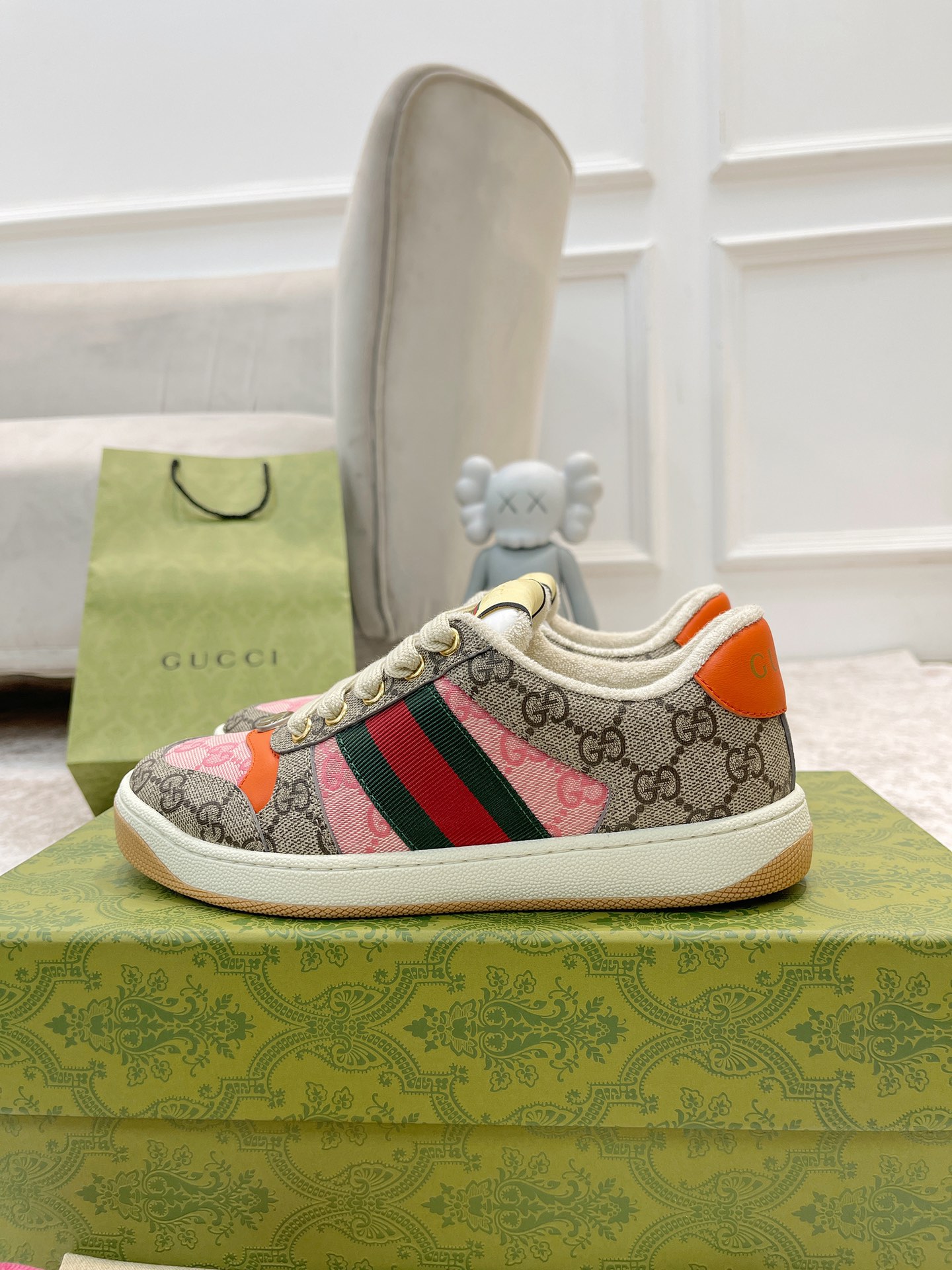 P360 全新升级Gucci 古驰小脏鞋经典休闲情侣款👫复古板鞋做旧G家脏脏鞋,同步专柜更新!
①鞋面增加原版一致的水性涂边工艺⚠️市场上的普通油边胶感太强又容易掉!A级头层磨砂皮(带毛孔)/对版电脑刺绣双G布,内里高密度毛巾绒。
②中底板细节上增加了PVC透明小圆标封线,六次开模采用滴珠宝工艺定制双色双G扣,力求做到和原版一样,一对扣子比市面普通扣贵3倍以上。
③做旧双色水洗标,芯片置放于右脚外腰上手机靠近跳入官网,整个鞋子完全做空胶工艺,TUP材质(区分市场橡胶)配专柜最新款绿色包装,3D印花手提袋,配一幅鞋带。
出入专柜,毫无压力,购买原版1:1精准复刻,反复修改升级。细节做到完美还原,材料均为定制,真正做到最顶级,请各位看清细节认准品质。
———鞋面:头层磨砂牛皮/刺绣双G布
———内里:原版高密度绒毛内里
———垫脚:原版珠光羊皮
———大底:私模抽真空TPU材质
———包装:专柜原版顶级全套包装
———鞋码: 女码35-40,男码39-44
(45🉑️定做不退换)