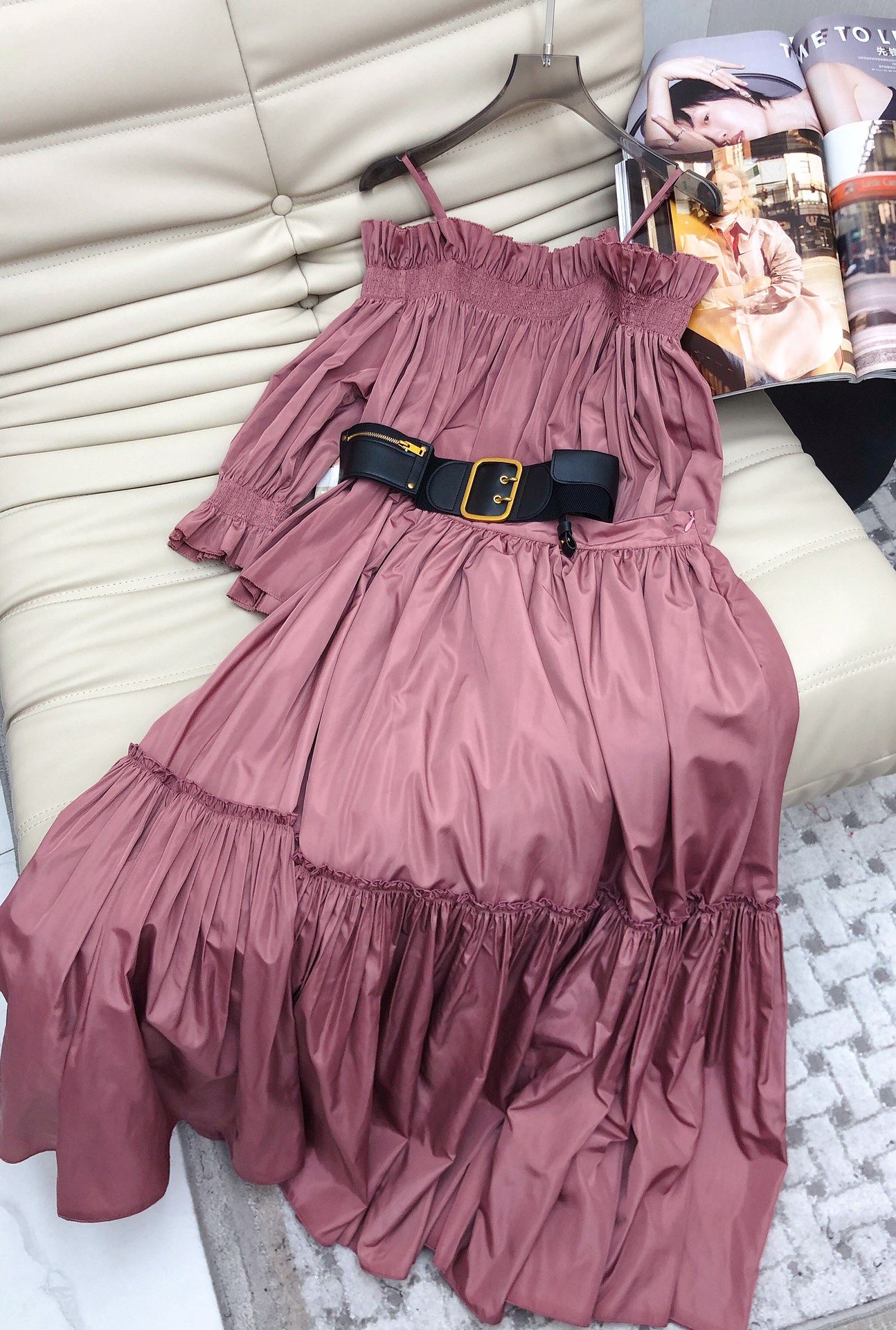 NO:323366,Top skirt early spring new style Dior versatile must-have item one-shoulder top skirt with ruffled elastic neckline and casually disassembled shoulder strap design, the fabric craftsmanship is very unique, matched with puff sleeves, full of age-reducing elements, skirt lining with mesh splicing lace full of exquisiteness, Size SML.3 color. A set of waist-matching top or skirt belt, dior, skirts, alexander wang19860909上衣半裙早春新款 Dior百搭必备单品一字肩上衣半裙 荷叶边弹力领口和可随意拆卸肩带设计,面料工艺十分独特,搭配泡泡袖 满满减龄元素 半裙里衬搭配网纱拼接蕾丝满满的精致感 码数ＳＭL.3色.一套配腰单拿上衣或半裙 腰带,,dior,skirts,alexander wang,Women's clothing