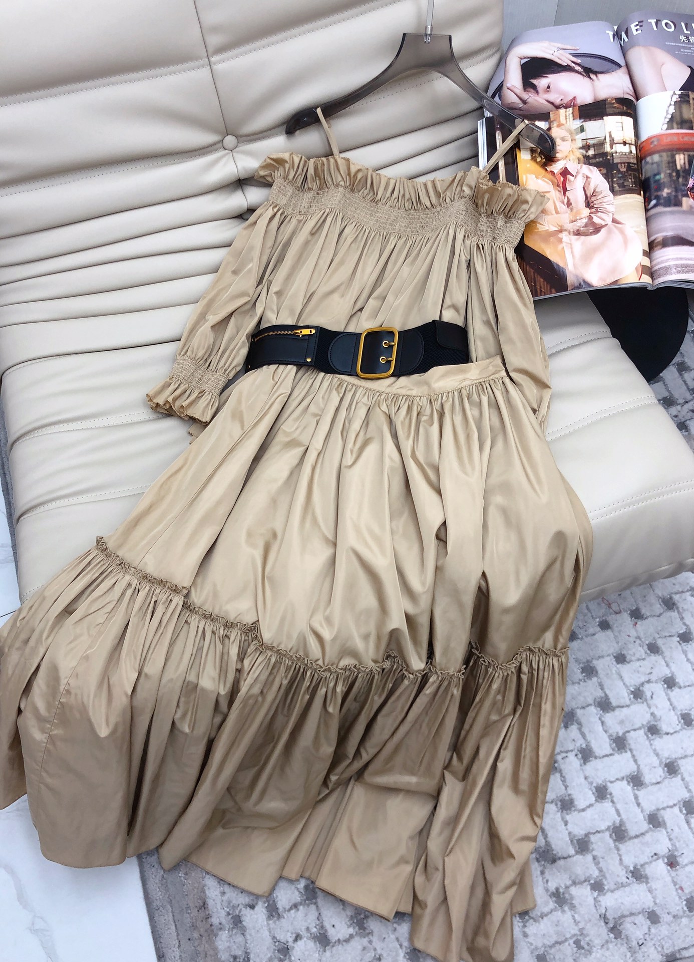 NO:323367,Top skirt early spring new style Dior versatile must-have item one-shoulder top skirt with ruffled elastic neckline and casually disassembled shoulder strap design, the fabric craftsmanship is very unique, matched with puff sleeves, full of age-reducing elements, skirt lining with mesh splicing lace full of exquisiteness, Size SML.3 color. A set of belts, single top or skirt belt,,dior, skirts,alexander wang19860909上衣半裙早春新款 Dior百搭必备单品一字肩上衣半裙 荷叶边弹力领口和可随意拆卸肩带设计,面料工艺十分独特,搭配泡泡袖 满满减龄元素 半裙里衬搭配网纱拼接蕾丝满满的精致感 码数ＳＭL.3色.一套配腰带上,单拿上衣或半裙 腰带,,dior,skirts,alexander wang,Women's clothing