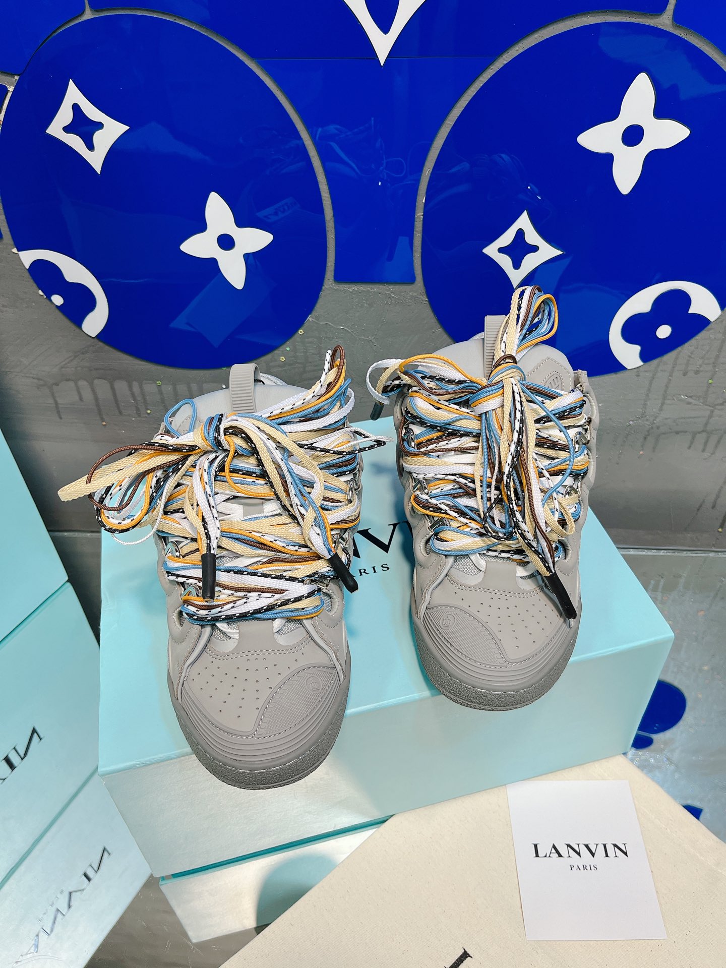 NO:630589,The LANVIN  #波在Now #爱要动动 Lanvin × Gallery Department  Co-branded limited series; calm, determined, lively, classic and trendy, mature and youthful; interpreting the multi-faceted charm combination to form a colorful work of art. Lanvin couple's splash-ink bread shoes, sports shoes, moral training shoes, high-top shoes. The official website is very popular with global experts checking in, and many celebrities have planted it.  The grass shoe upper is made of cowhide, cow suede, fabric, contrasting color stitching... cowhide injection molded latex feet... a combination of splash ink and hand-painted irregular drawings for women 34-40/men's 39-46 regular size original co-branded gift box, casual shoes/sports shoes, sneakers, cowhide19860909LANVIN X GALLERY DEPARTMENT II限量系列登上《时尚COSMO》月刊封面及封面故事.全套LOOK打造时髦造型,不羁姿态诠释街头趣味！ #浪就现在 #爱要型动  Lanvin × Gallery Department 联名款限定系列；沉稳、笃定、活泼、经典与潮流、成熟与青春；诠释多面魅力组合构成一个五彩斑斓的艺术品浪凡情侣款泼墨面包鞋,运动鞋,德训鞋,高帮鞋官网热度火爆全球达人打卡,众多红人都纷纷种草鞋面采用牛皮,牛反绒,织物,撞色拼接……牛皮注塑乳胶垫脚……泼墨与手绘组合不规范描图女款34—40/男款39—46正码原版联名包装礼盒,休闲鞋/运动鞋,sneakers,cowhide,Women's Shoes