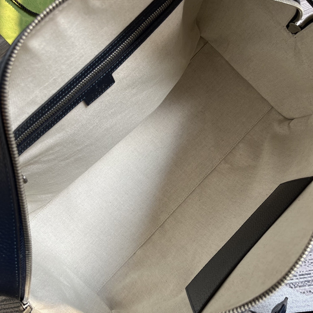 配专柜绿色礼品袋️这款旅行包采用品牌全新几季力推的双G字母交织图案Pvc制作红蓝织带搭配时尚的保龄球包造