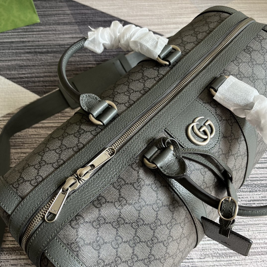 配专柜绿色礼品袋️这款旅行包采用品牌全新几季力推的双G字母交织图案Pvc制作红蓝织带搭配时尚的保龄球包造