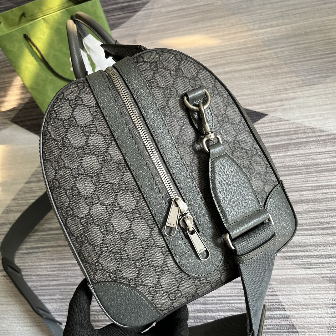 配专柜绿色礼品袋️这款旅行包采用品牌全新几季力推的双G字母交织图案Pvc制作红蓝织带搭配时尚的保龄球包造