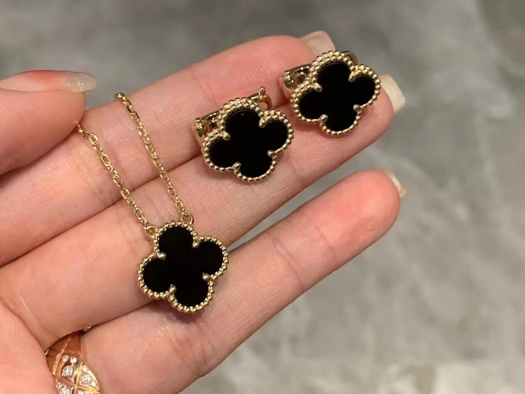 Van Cleef & Arpels Vca四叶草项链搭配耳拍