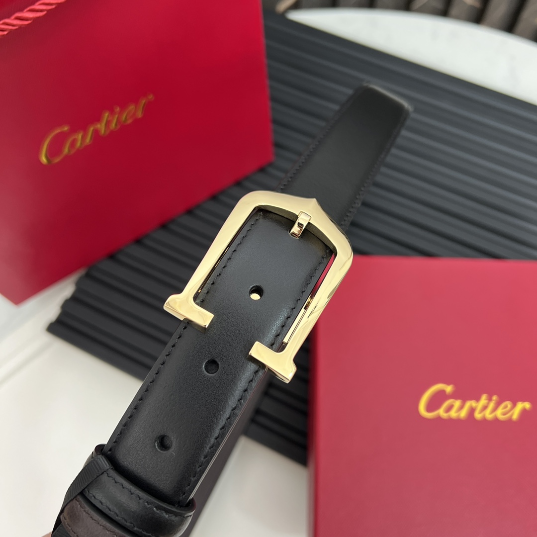 镀钯饰面针扣式皮带Cartier标志黑色与棕色牛皮双面皮带浮雕“Cartier”标志尺寸宽30毫米可调节