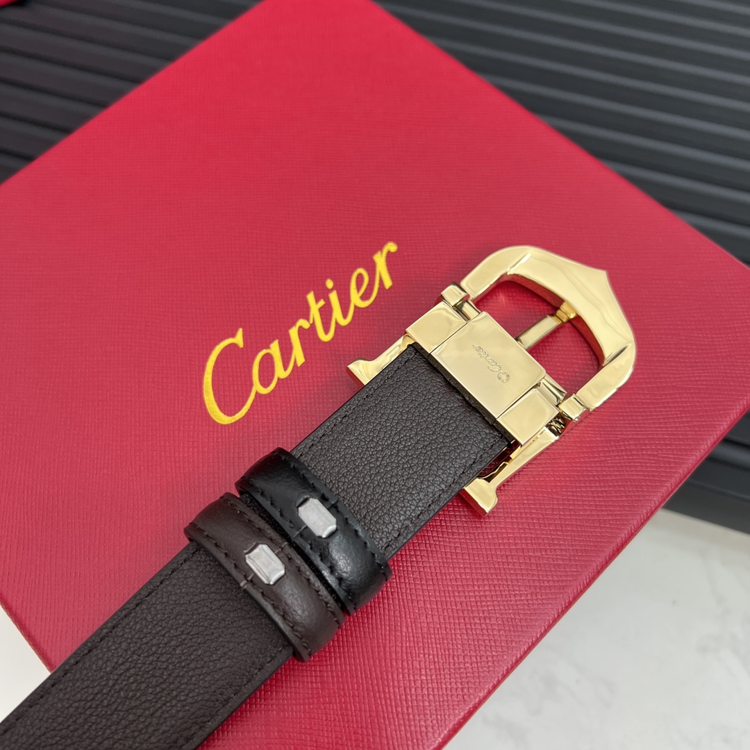 镀钯饰面针扣式皮带Cartier标志黑色与棕色牛皮双面皮带浮雕“Cartier”标志尺寸宽30毫米可调节