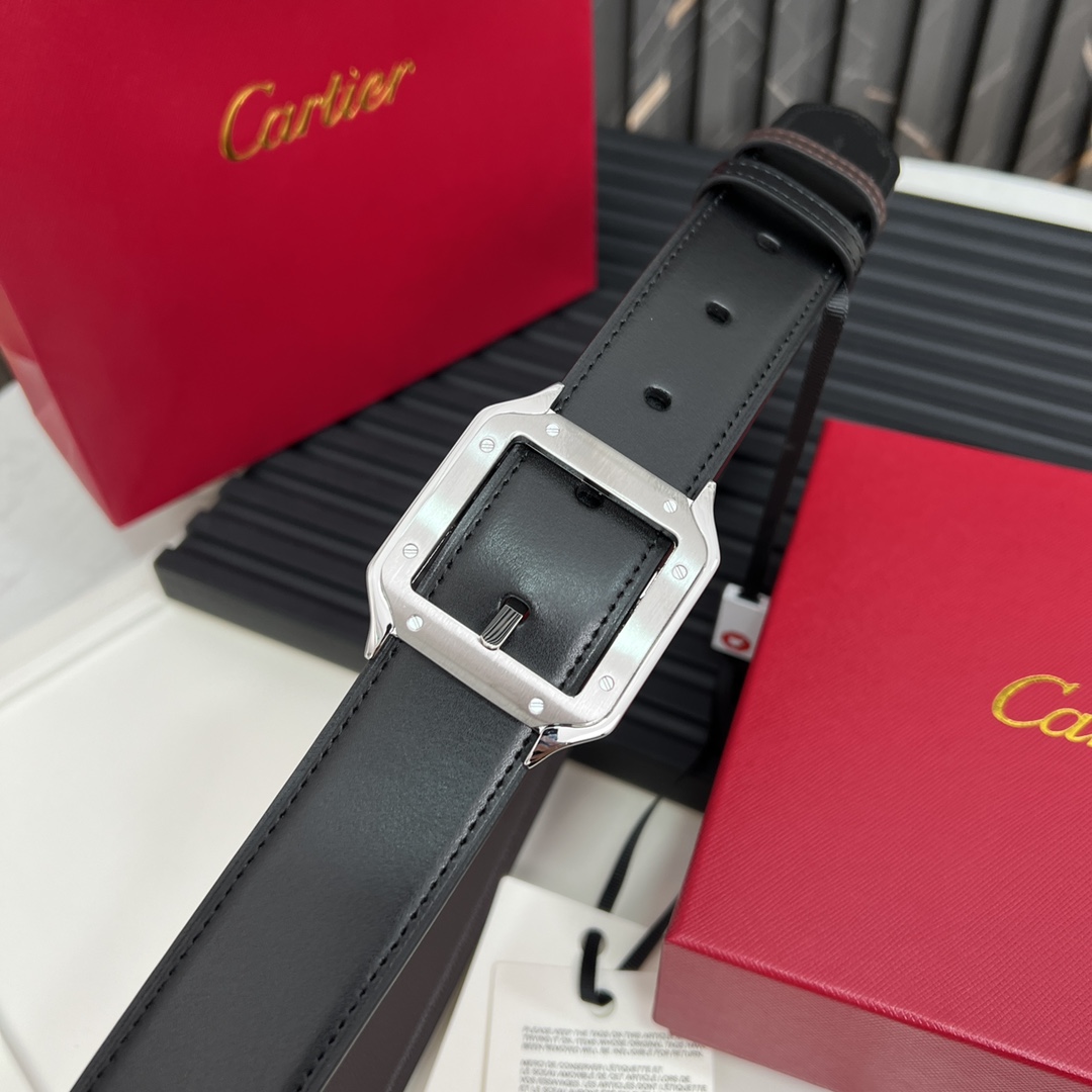 镀钯饰面针扣式皮带Cartier标志黑色与棕色牛皮双面皮带浮雕“Cartier”标志尺寸宽35毫米可调节