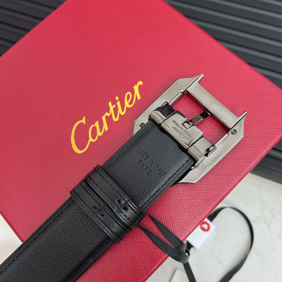 镀钯饰面针扣式皮带Cartier标志黑色与棕色牛皮双面皮带浮雕“Cartier”标志尺寸宽35毫米可调节