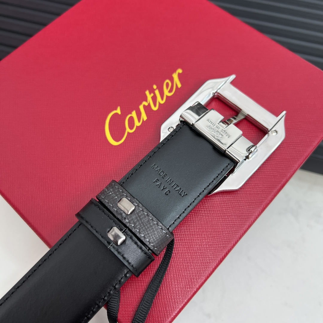 镀钯饰面针扣式皮带Cartier标志黑色与棕色牛皮双面皮带浮雕“Cartier”标志尺寸宽35毫米可调节