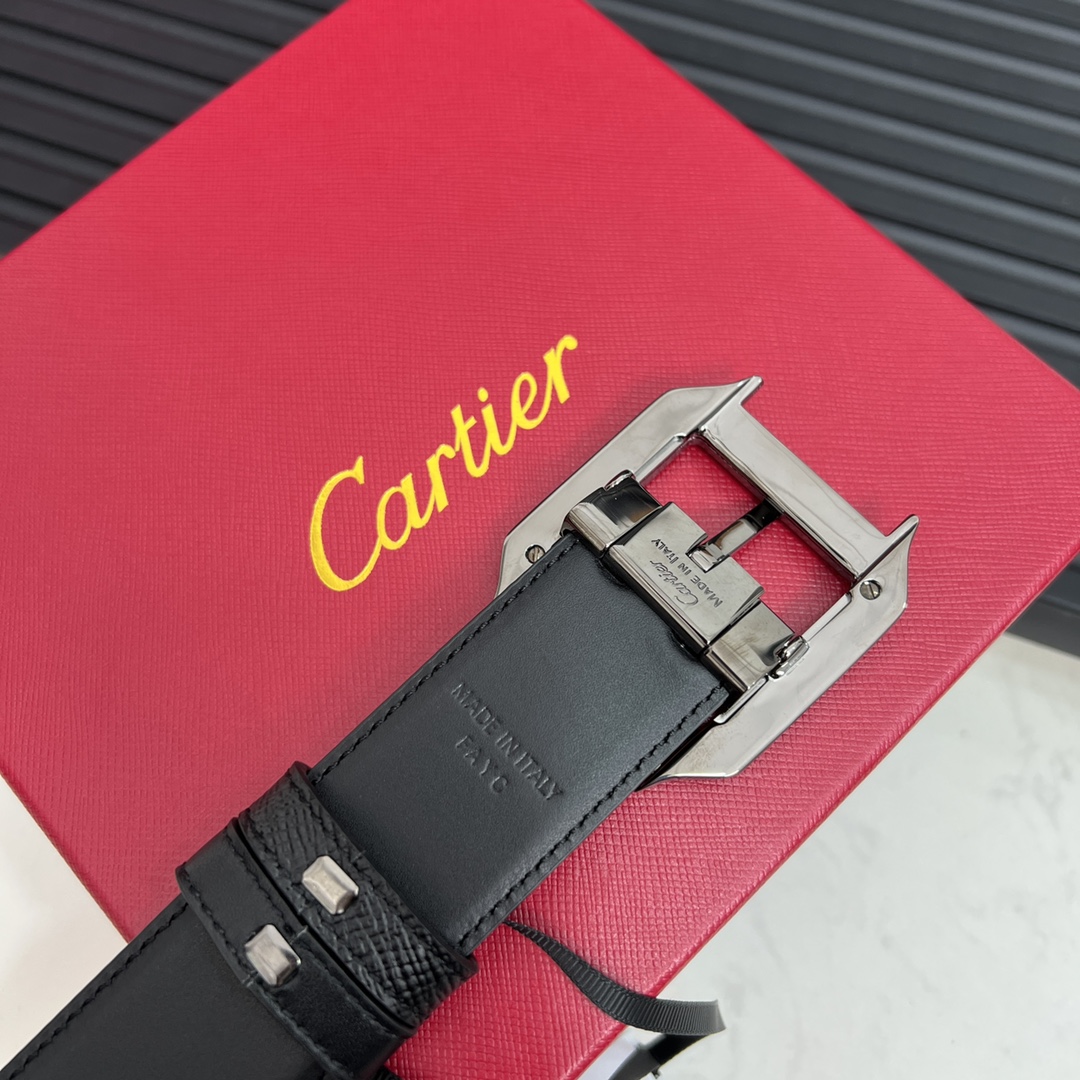 镀钯饰面针扣式皮带Cartier标志黑色与棕色牛皮双面皮带浮雕“Cartier”标志尺寸宽35毫米可调节