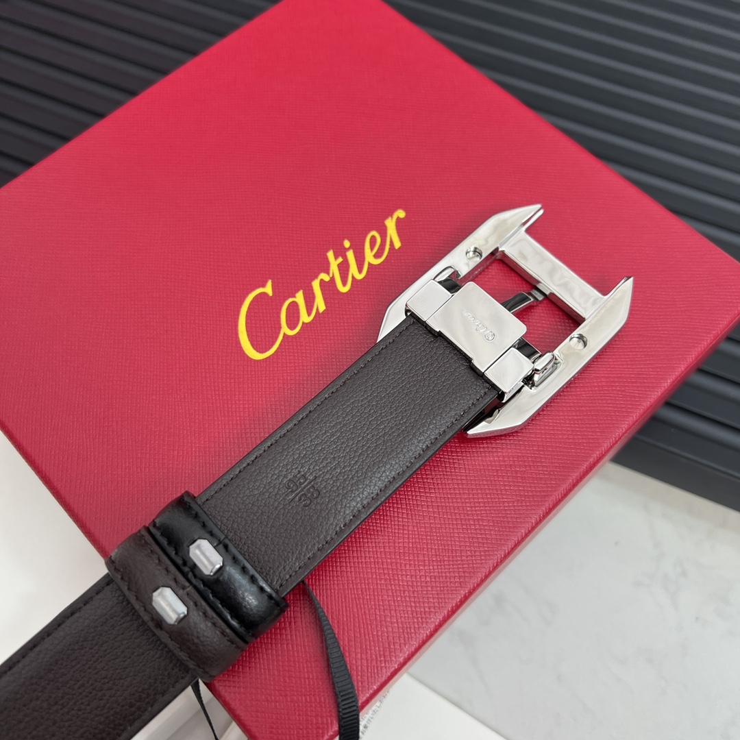 镀钯饰面针扣式皮带Cartier标志黑色与棕色牛皮双面皮带浮雕“Cartier”标志尺寸宽30毫米可调节