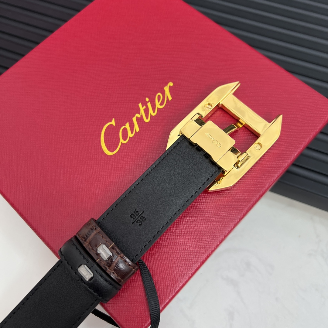 镀钯饰面针扣式皮带Cartier标志黑色与棕色牛皮双面皮带浮雕“Cartier”标志尺寸宽30毫米可调节