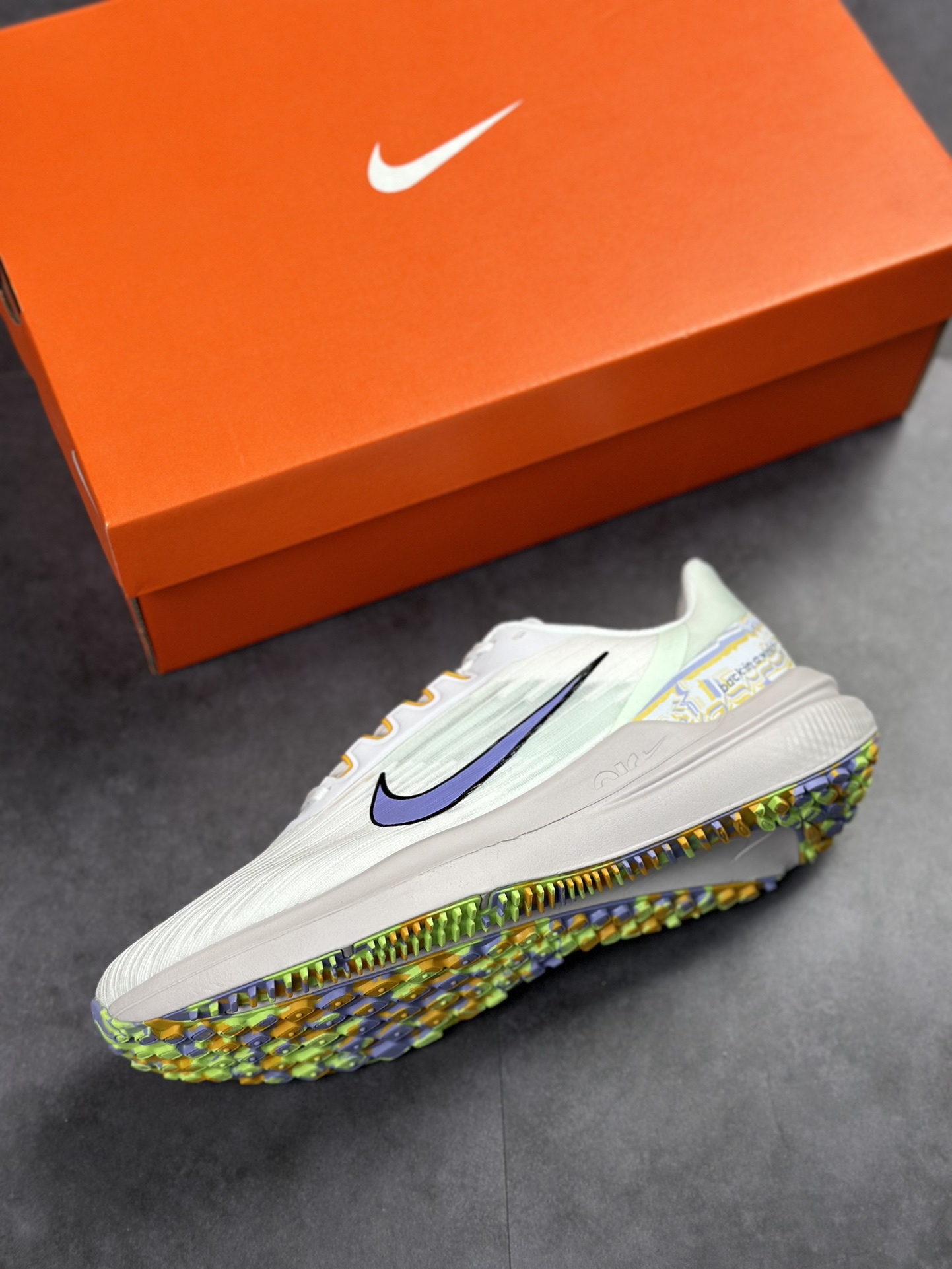 180 Nike Zoom Winflo 9 V9登月网面透气跑步鞋 DR8802-100