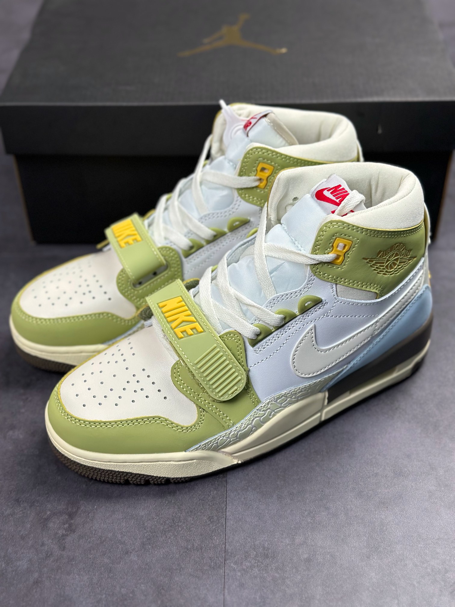 💰330
Air Jordan  Legacy 312 白绿棕 兔年限定款
纯原大厂出品 最强高邦三合一
有着交错结合的设计，它的名字就展现出它所包含的鞋款元素，312 分别对应了 Air Jordan 3、Air Jordan 1 和 Air Trainer 2，将这三双经典又有不俗人气的鞋款融合，“最强三合一” 的名称由此得来！
官方货号: FD9907 111
Size：36 36.5 37.5 38 38.5 39 40 40.5 41 42 42.5 43 44 44.5 45 46 47.5
编码#GJ010422