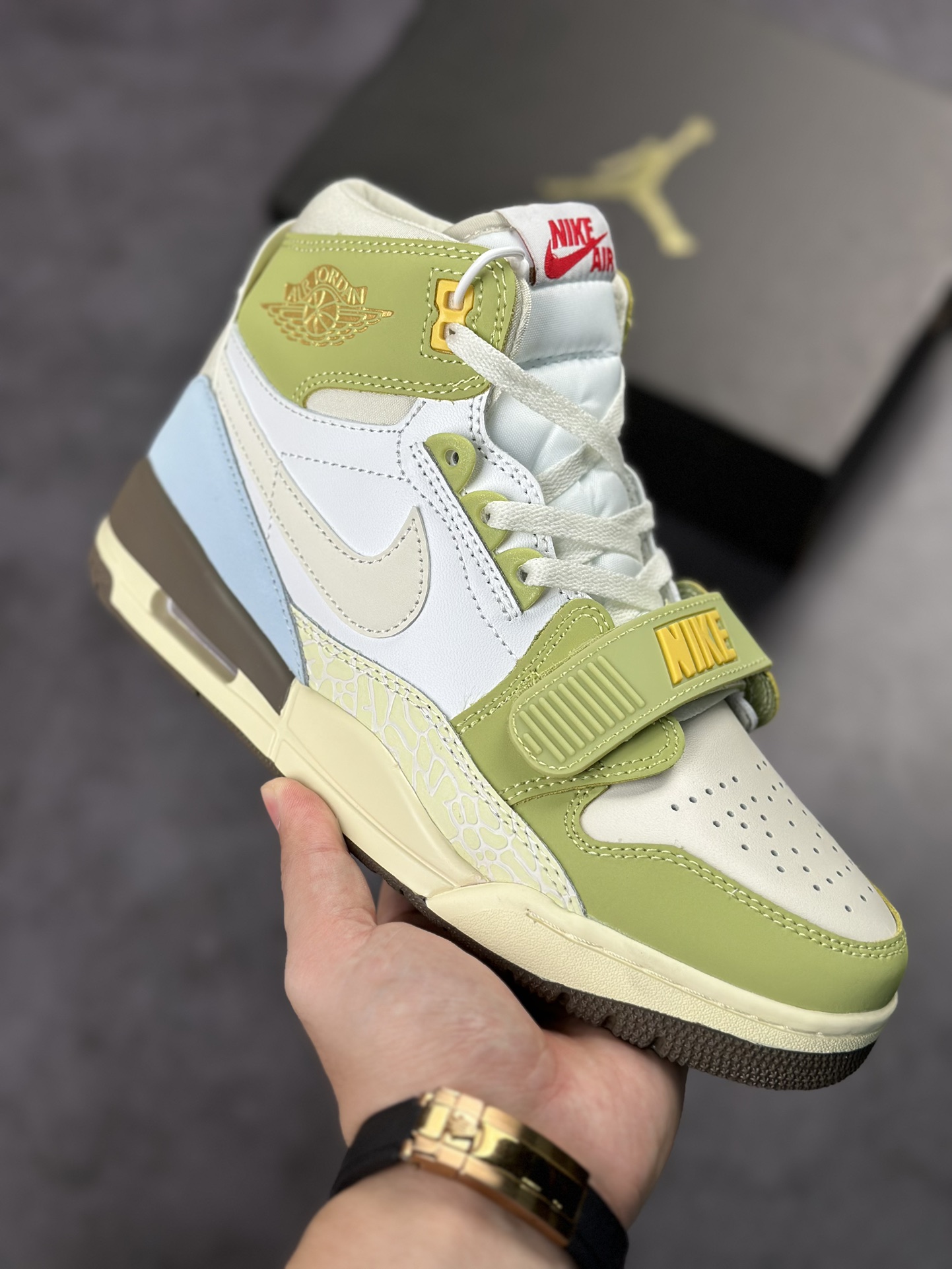 💰330
Air Jordan  Legacy 312 白绿棕 兔年限定款
纯原大厂出品 最强高邦三合一
有着交错结合的设计，它的名字就展现出它所包含的鞋款元素，312 分别对应了 Air Jordan 3、Air Jordan 1 和 Air Trainer 2，将这三双经典又有不俗人气的鞋款融合，“最强三合一” 的名称由此得来！
官方货号: FD9907 111
Size：36 36.5 37.5 38 38.5 39 40 40.5 41 42 42.5 43 44 44.5 45 46 47.5
编码#GJ010422