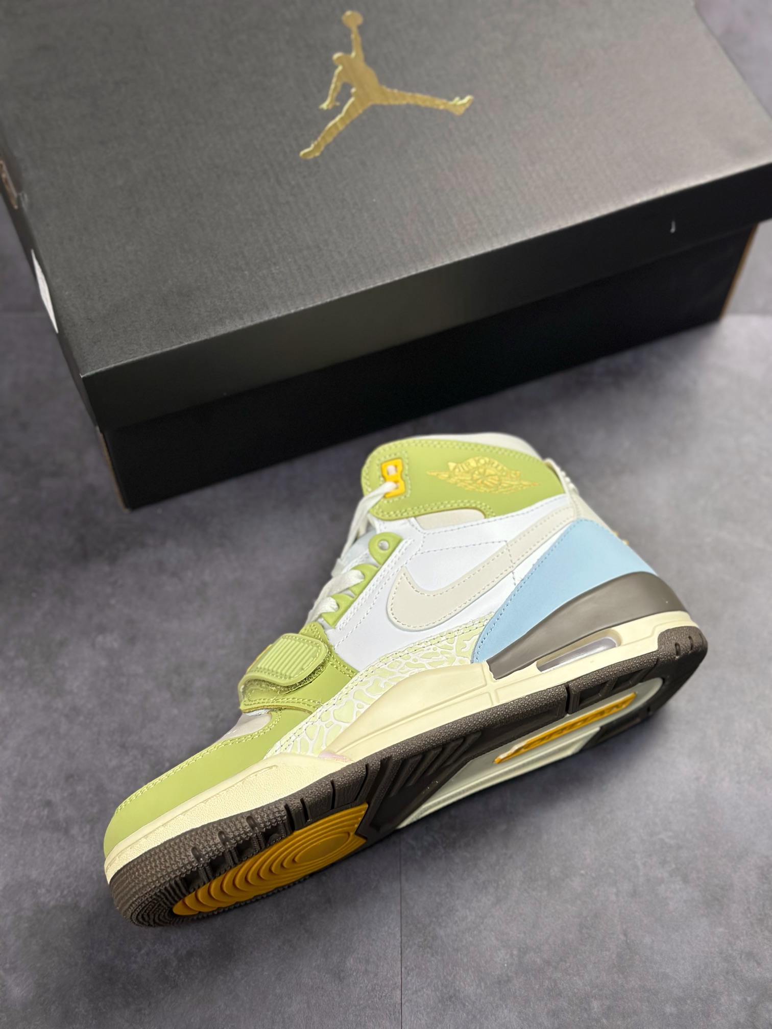 💰330
Air Jordan  Legacy 312 白绿棕 兔年限定款
纯原大厂出品 最强高邦三合一
有着交错结合的设计，它的名字就展现出它所包含的鞋款元素，312 分别对应了 Air Jordan 3、Air Jordan 1 和 Air Trainer 2，将这三双经典又有不俗人气的鞋款融合，“最强三合一” 的名称由此得来！
官方货号: FD9907 111
Size：36 36.5 37.5 38 38.5 39 40 40.5 41 42 42.5 43 44 44.5 45 46 47.5
编码#GJ010422