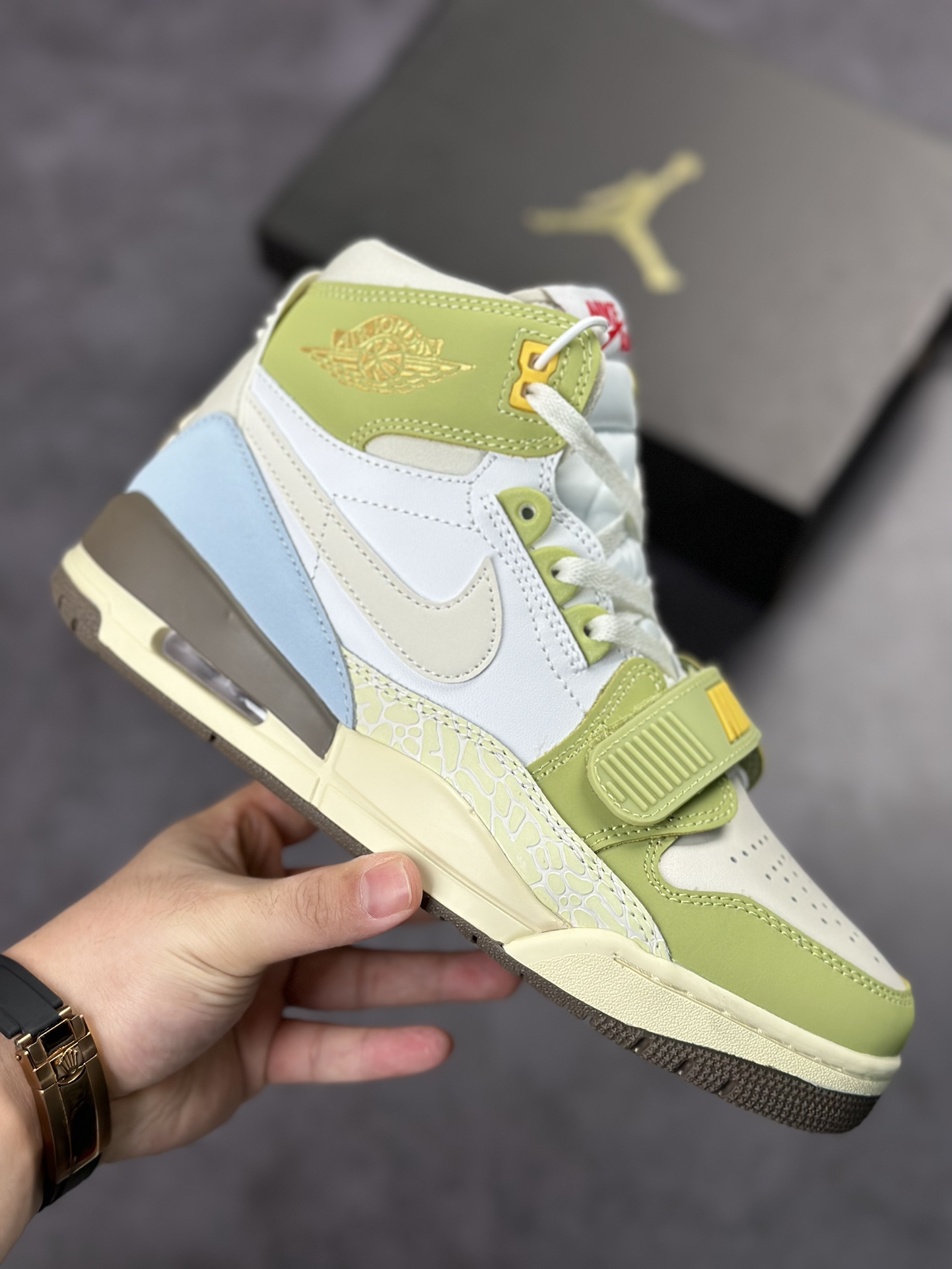 💰330
Air Jordan  Legacy 312 白绿棕 兔年限定款
纯原大厂出品 最强高邦三合一
有着交错结合的设计，它的名字就展现出它所包含的鞋款元素，312 分别对应了 Air Jordan 3、Air Jordan 1 和 Air Trainer 2，将这三双经典又有不俗人气的鞋款融合，“最强三合一” 的名称由此得来！
官方货号: FD9907 111
Size：36 36.5 37.5 38 38.5 39 40 40.5 41 42 42.5 43 44 44.5 45 46 47.5
编码#GJ010422