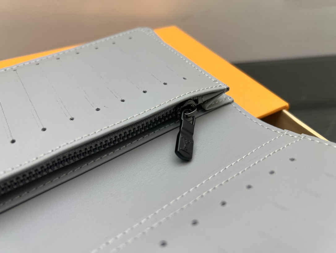 Multiple color options of the leather bifold wallet.