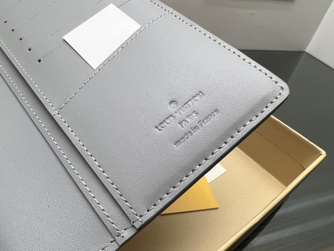 The stylish leather bifold wallet as a gift.