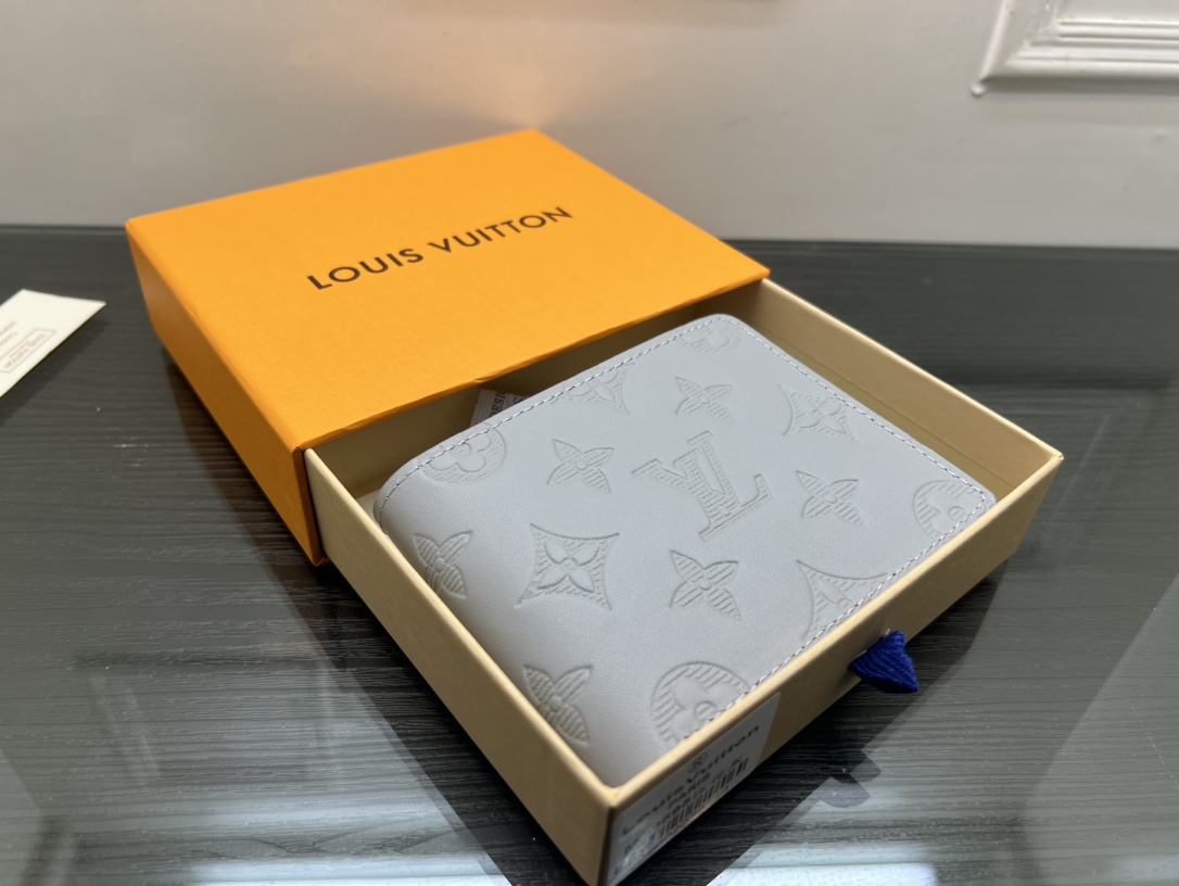 Genuine leather bifold wallet exterior
