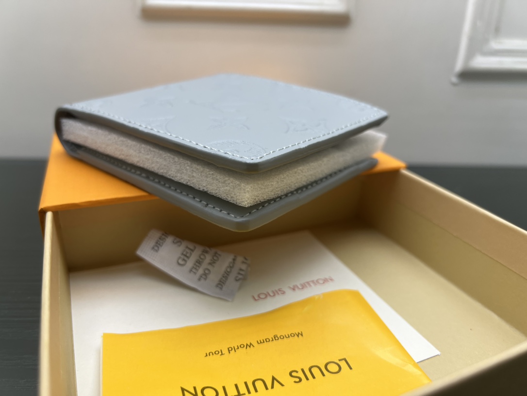 Leather wallet cash compartment