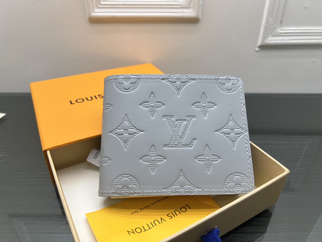 Slim profile of the leather bifold wallet