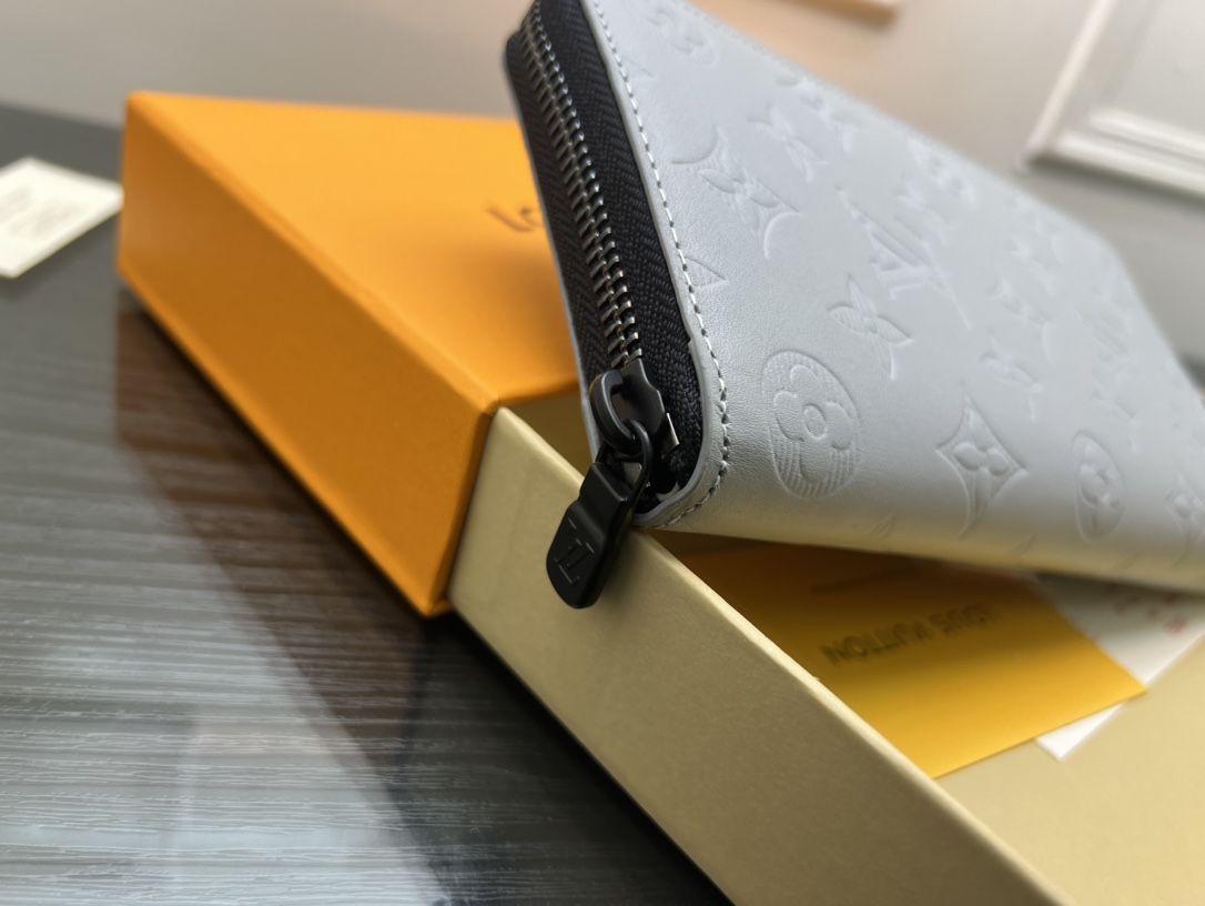 The leather wallet carried in hand