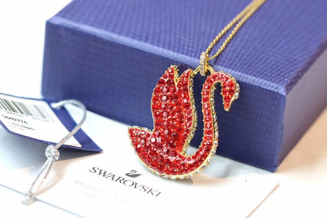 swarovskiiconicswan双面满钻红天鹅抽拉式项链这款中国新年坠链以吉利的红色仿水晶密镶设计