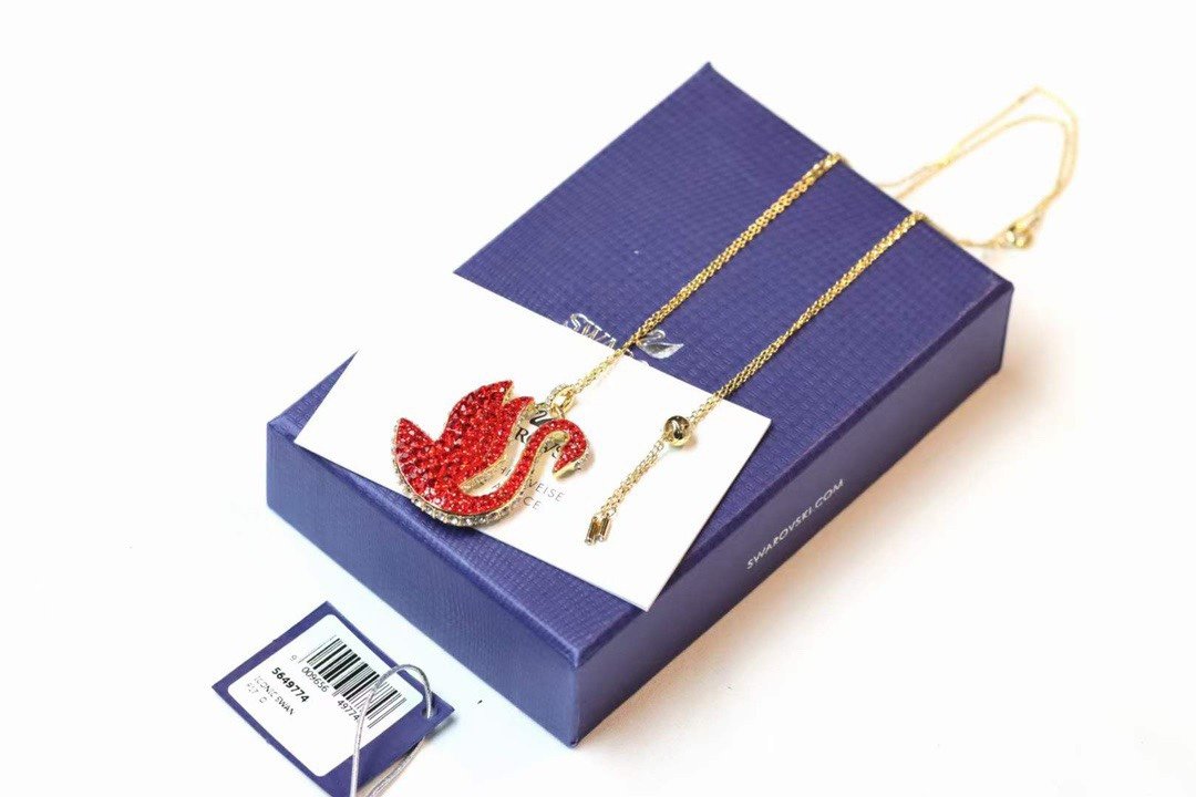 swarovskiiconicswan双面满钻红天鹅抽拉式项链这款中国新年坠链以吉利的红色仿水晶密镶设计