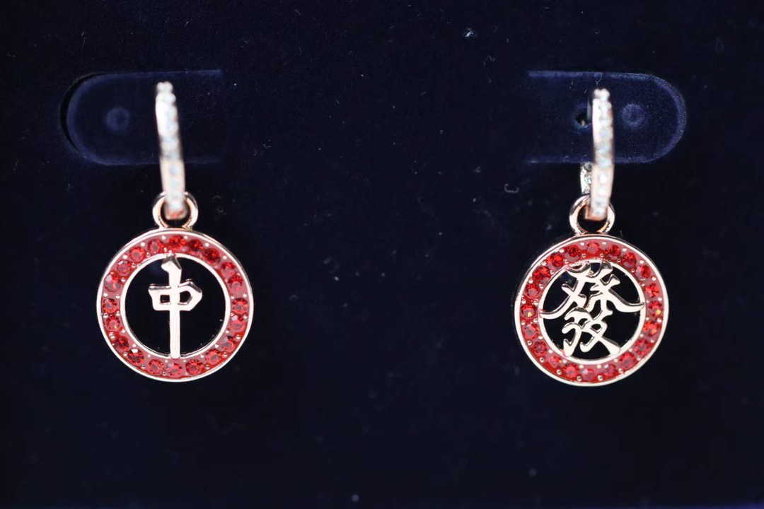  swarovski alea 红色满钻 “发财 红中”耳钉

 迷的人首饰绚夺丽目，专为贺庆中国新年到