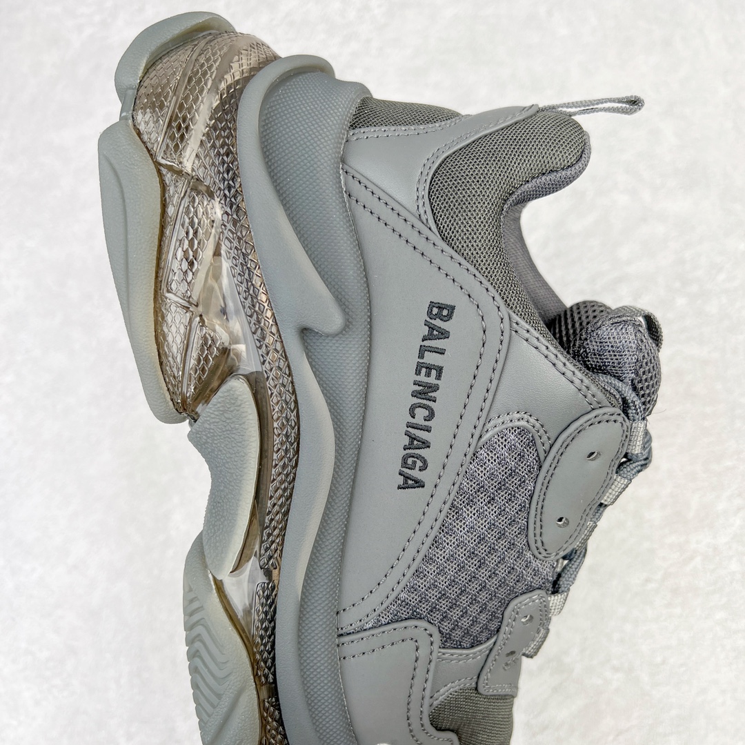 图片[6]-💰400 ＃VG零售版 BALENCIAGA Triple S Clear Sole Sneaker 巴黎世家复古透明气垫运动鞋 黑色做旧 全套原纸板楦头开发 最原汁原味的灵魂版型 全鞋荧光划线卡点 胶水把控整洁度追求极致完美 每一双都是工艺品 多重QC质检 超越公司货的品控标准 实实在在的免检产品 原盒原配 正确字体电绣 粗细、位置、大小正确 侧边TPU 透气孔匹配意产原版 正确气垫分离大底 TPU软底 原版一致大底LOGO 立体感十足 原厂皮料水洗做旧 采购原厂网纱 小牛皮 小羊皮和网眼 复杂的三层外底 采用Clear Sole技术将TPU注入鞋底内部可产生气泡 以提供更多舒适感 更轻的鞋子和减震效果 脚趾边缘绣有尺寸 侧面绣有徽标 背面压印徽标 舌头上的Triple S橡胶品牌 2个鞋带环 包括1个功能环 运动系带系统 带12个织物孔眼 双色鞋带让人想起远足靴的鞋带 后部拉环和舌头拉环 水洗效果 打造老旧外观 正常尺码 Size：35 36 37 38 39 40 41 42 43 44 45 46 编码：by4936070-运动鞋