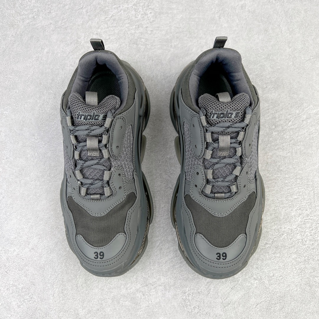 图片[2]-💰400 ＃VG零售版 BALENCIAGA Triple S Clear Sole Sneaker 巴黎世家复古透明气垫运动鞋 黑色做旧 全套原纸板楦头开发 最原汁原味的灵魂版型 全鞋荧光划线卡点 胶水把控整洁度追求极致完美 每一双都是工艺品 多重QC质检 超越公司货的品控标准 实实在在的免检产品 原盒原配 正确字体电绣 粗细、位置、大小正确 侧边TPU 透气孔匹配意产原版 正确气垫分离大底 TPU软底 原版一致大底LOGO 立体感十足 原厂皮料水洗做旧 采购原厂网纱 小牛皮 小羊皮和网眼 复杂的三层外底 采用Clear Sole技术将TPU注入鞋底内部可产生气泡 以提供更多舒适感 更轻的鞋子和减震效果 脚趾边缘绣有尺寸 侧面绣有徽标 背面压印徽标 舌头上的Triple S橡胶品牌 2个鞋带环 包括1个功能环 运动系带系统 带12个织物孔眼 双色鞋带让人想起远足靴的鞋带 后部拉环和舌头拉环 水洗效果 打造老旧外观 正常尺码 Size：35 36 37 38 39 40 41 42 43 44 45 46 编码：by4936070-运动鞋