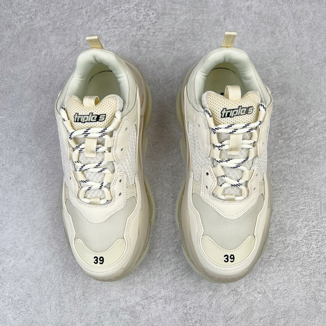 图片[2]-💰400 ＃VG零售版 BALENCIAGA Triple S Clear Sole Sneaker 巴黎世家复古透明气垫运动鞋 黑色做旧 全套原纸板楦头开发 最原汁原味的灵魂版型 全鞋荧光划线卡点 胶水把控整洁度追求极致完美 每一双都是工艺品 多重QC质检 超越公司货的品控标准 实实在在的免检产品 原盒原配 正确字体电绣 粗细、位置、大小正确 侧边TPU 透气孔匹配意产原版 正确气垫分离大底 TPU软底 原版一致大底LOGO 立体感十足 原厂皮料水洗做旧 采购原厂网纱 小牛皮 小羊皮和网眼 复杂的三层外底 采用Clear Sole技术将TPU注入鞋底内部可产生气泡 以提供更多舒适感 更轻的鞋子和减震效果 脚趾边缘绣有尺寸 侧面绣有徽标 背面压印徽标 舌头上的Triple S橡胶品牌 2个鞋带环 包括1个功能环 运动系带系统 带12个织物孔眼 双色鞋带让人想起远足靴的鞋带 后部拉环和舌头拉环 水洗效果 打造老旧外观 正常尺码 Size：35 36 37 38 39 40 41 42 43 44 45 46 编码：by4936070-运动鞋