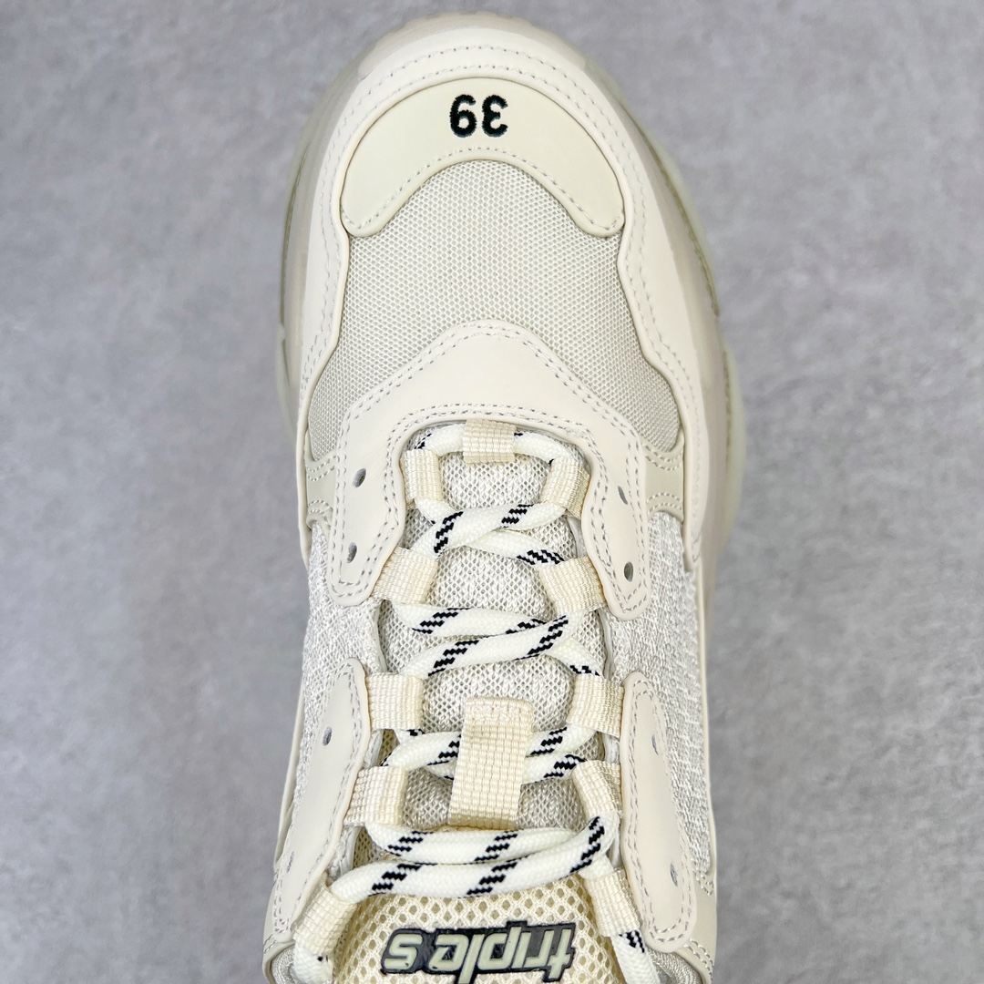 图片[4]-💰400 ＃VG零售版 BALENCIAGA Triple S Clear Sole Sneaker 巴黎世家复古透明气垫运动鞋 黑色做旧 全套原纸板楦头开发 最原汁原味的灵魂版型 全鞋荧光划线卡点 胶水把控整洁度追求极致完美 每一双都是工艺品 多重QC质检 超越公司货的品控标准 实实在在的免检产品 原盒原配 正确字体电绣 粗细、位置、大小正确 侧边TPU 透气孔匹配意产原版 正确气垫分离大底 TPU软底 原版一致大底LOGO 立体感十足 原厂皮料水洗做旧 采购原厂网纱 小牛皮 小羊皮和网眼 复杂的三层外底 采用Clear Sole技术将TPU注入鞋底内部可产生气泡 以提供更多舒适感 更轻的鞋子和减震效果 脚趾边缘绣有尺寸 侧面绣有徽标 背面压印徽标 舌头上的Triple S橡胶品牌 2个鞋带环 包括1个功能环 运动系带系统 带12个织物孔眼 双色鞋带让人想起远足靴的鞋带 后部拉环和舌头拉环 水洗效果 打造老旧外观 正常尺码 Size：35 36 37 38 39 40 41 42 43 44 45 46 编码：by4936070-运动鞋