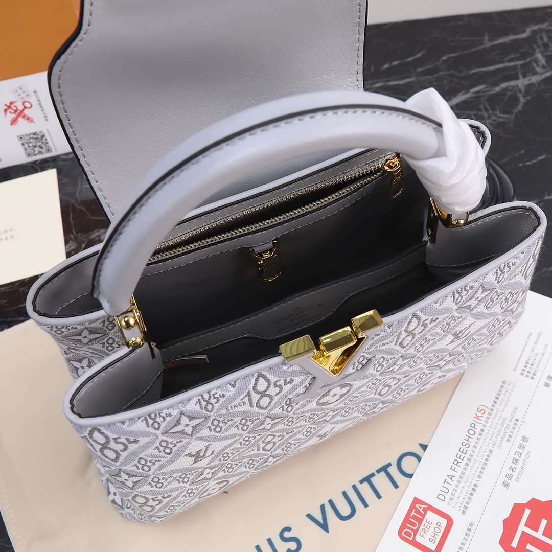 布料灰色,型号94740,独家实拍小牛皮手柄玩转材质碰撞,再令 LV 扭锁呼应整体色彩。全皮荔枝纹手腕盖