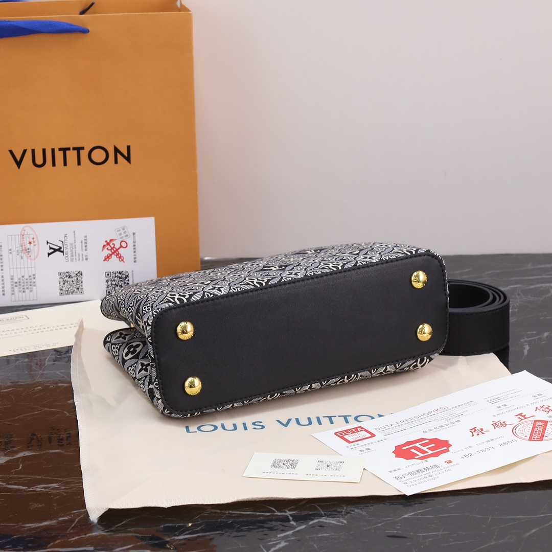 布料黑色,型号94740,独家实拍小牛皮手柄玩转材质碰撞,再令 LV 扭锁呼应整体色彩。全皮荔枝纹手腕盖