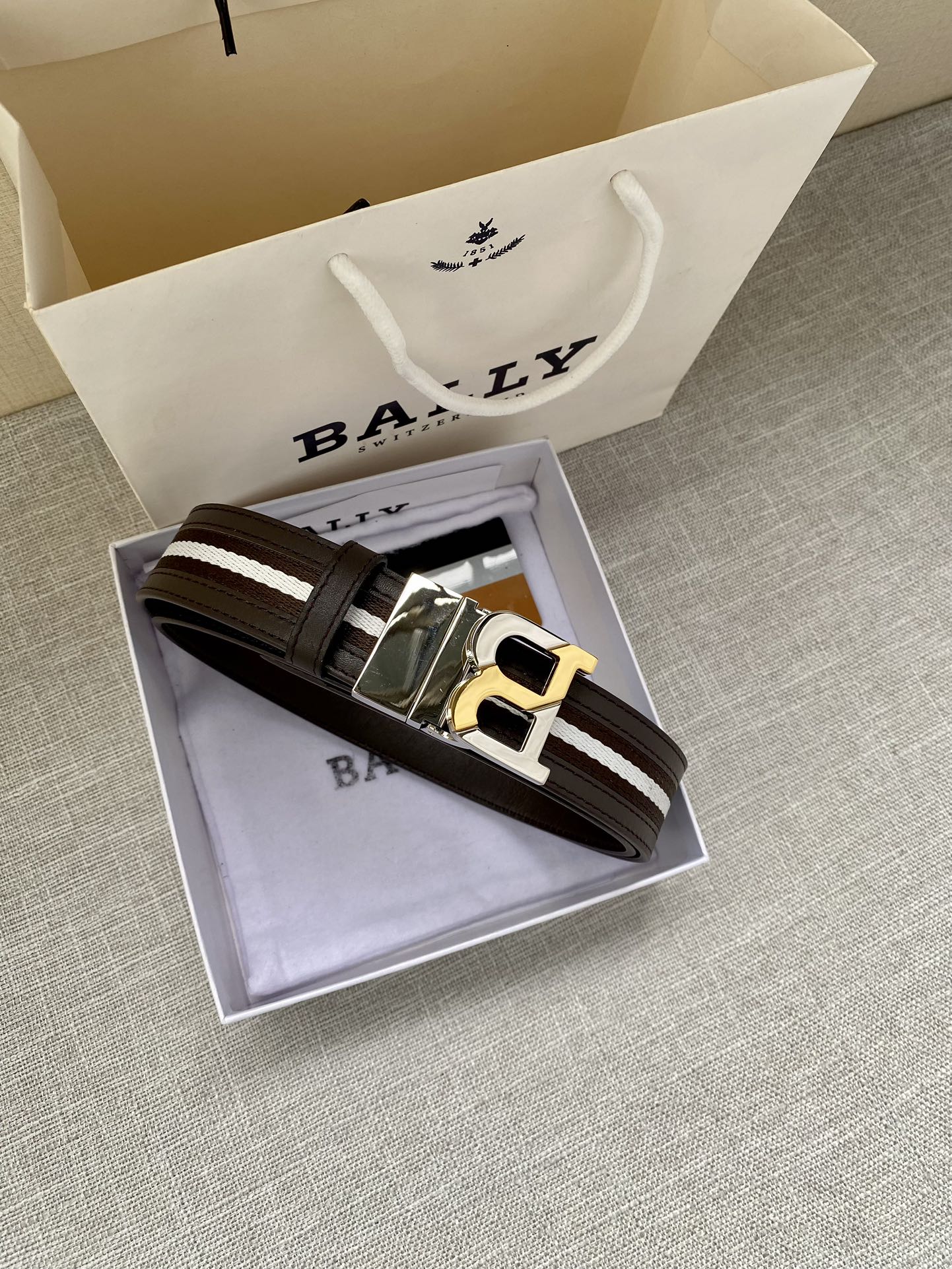 这款BBuckle腰带以合成织物制成