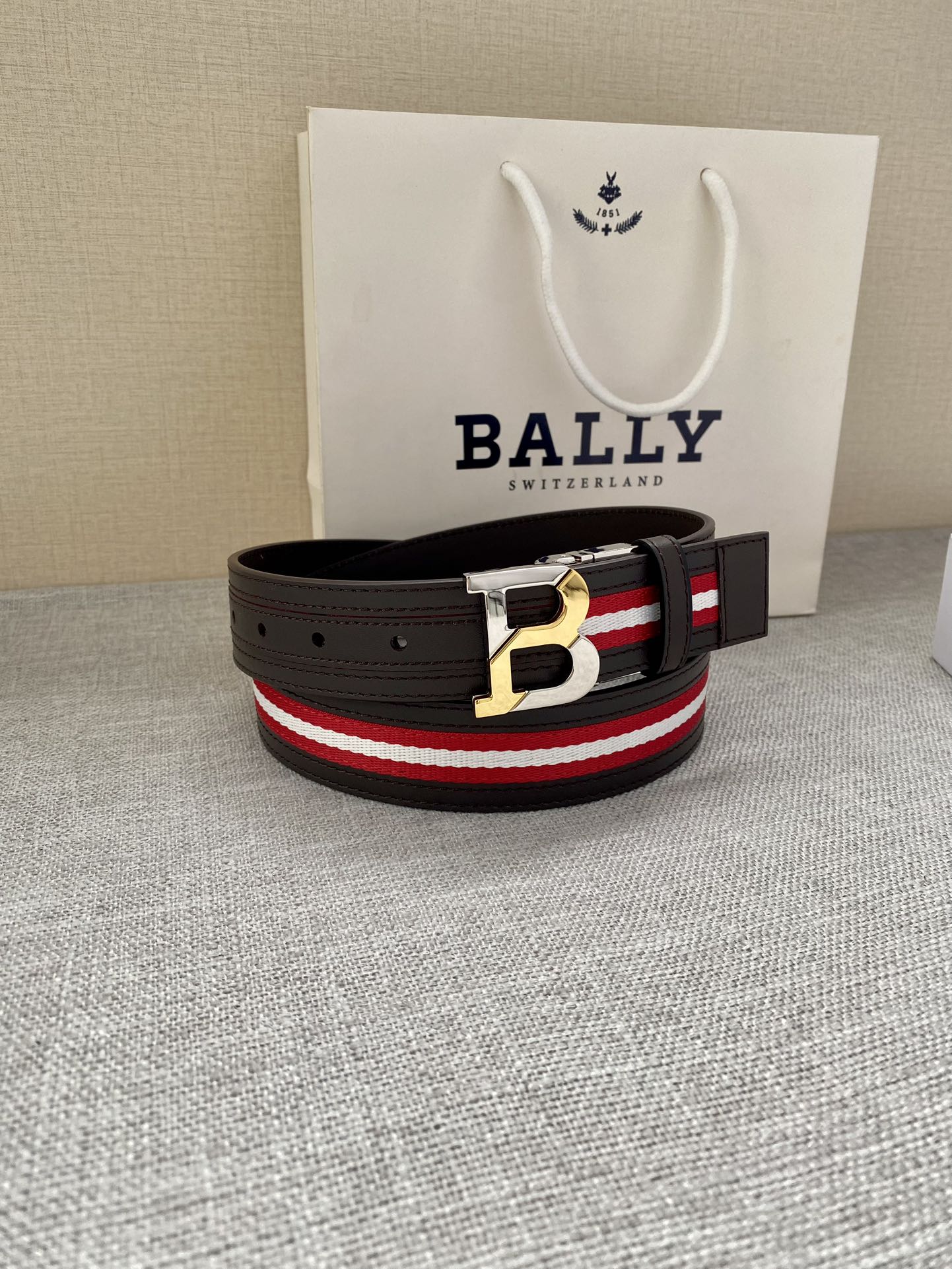 这款BBuckle腰带以合成织物制成